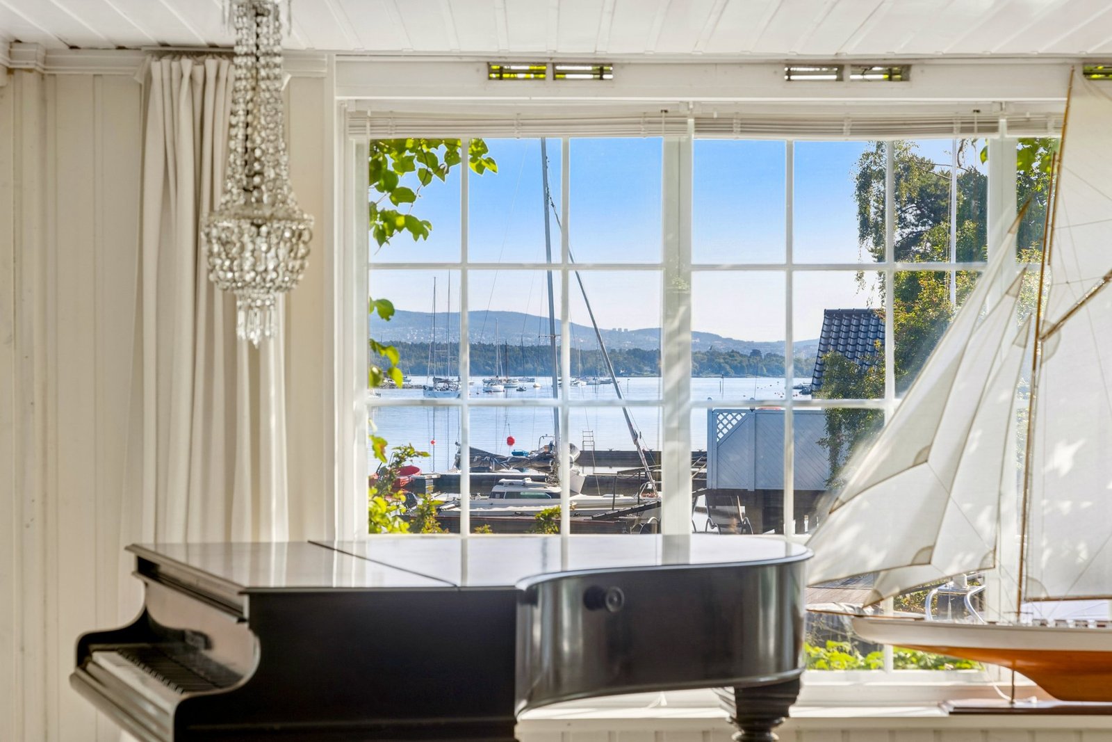 Idyllic Waterfront Property | 2.4 Acres With 50 Meter Shoreline, 2 Houses, 2 Piers And A Boathouse Villa in Snarøya, Akershus, Norway 1 - 15813907