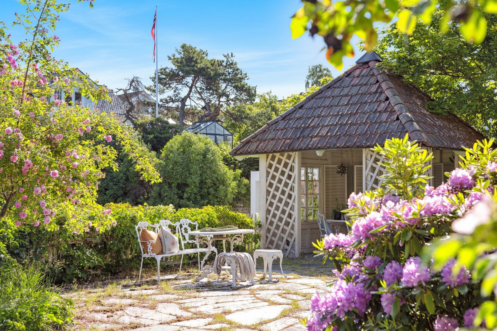 Idyllic Waterfront Property | 2.4 Acres With 50 Meter Shoreline, 2 Houses, 2 Piers And A Boathouse Villa in Snarøya, Akershus, Norway 1 - 15813907