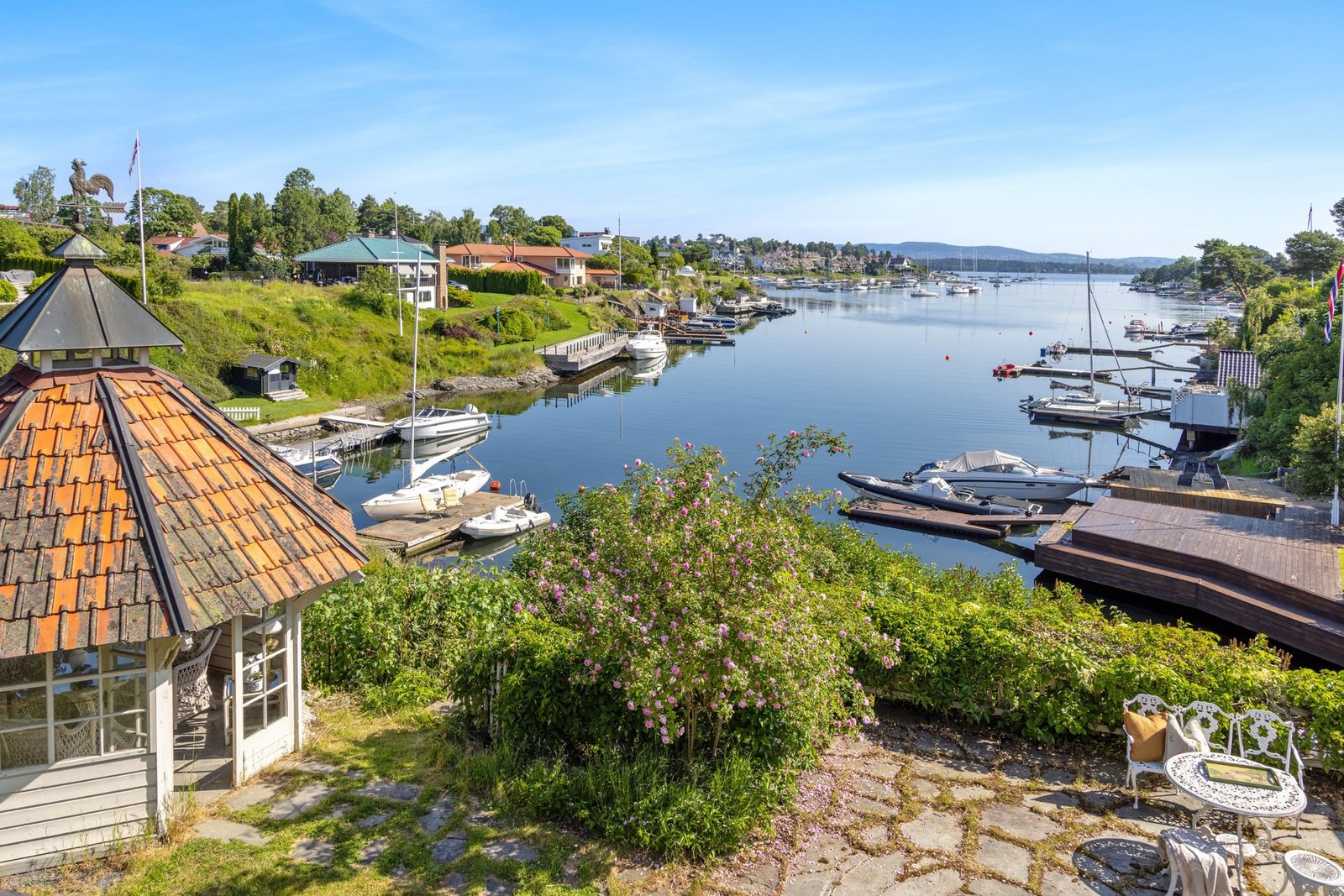 Idyllic Waterfront Property | 2.4 Acres With 50 Meter Shoreline, 2 Houses, 2 Piers And A Boathouse Villa in Snarøya, Akershus, Norway 1 - 15813907