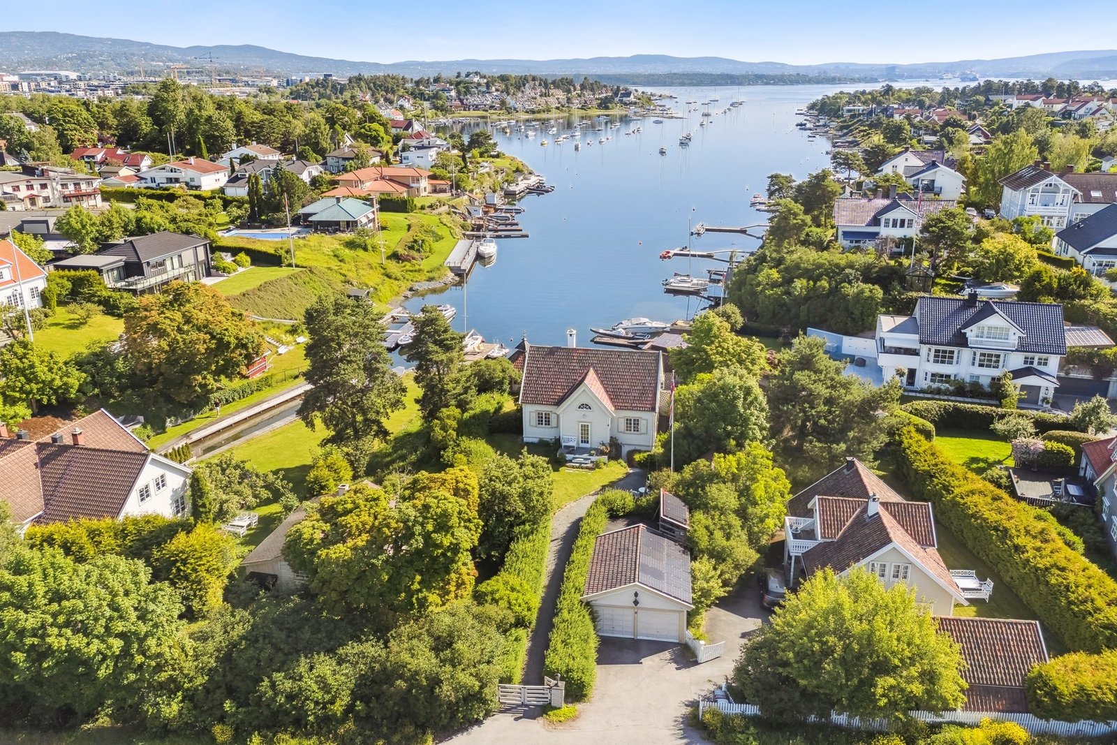 Idyllic Waterfront Property | 2.4 Acres With 50 Meter Shoreline, 2 Houses, 2 Piers And A Boathouse Villa in Snarøya, Akershus, Norway 1 - 15813907