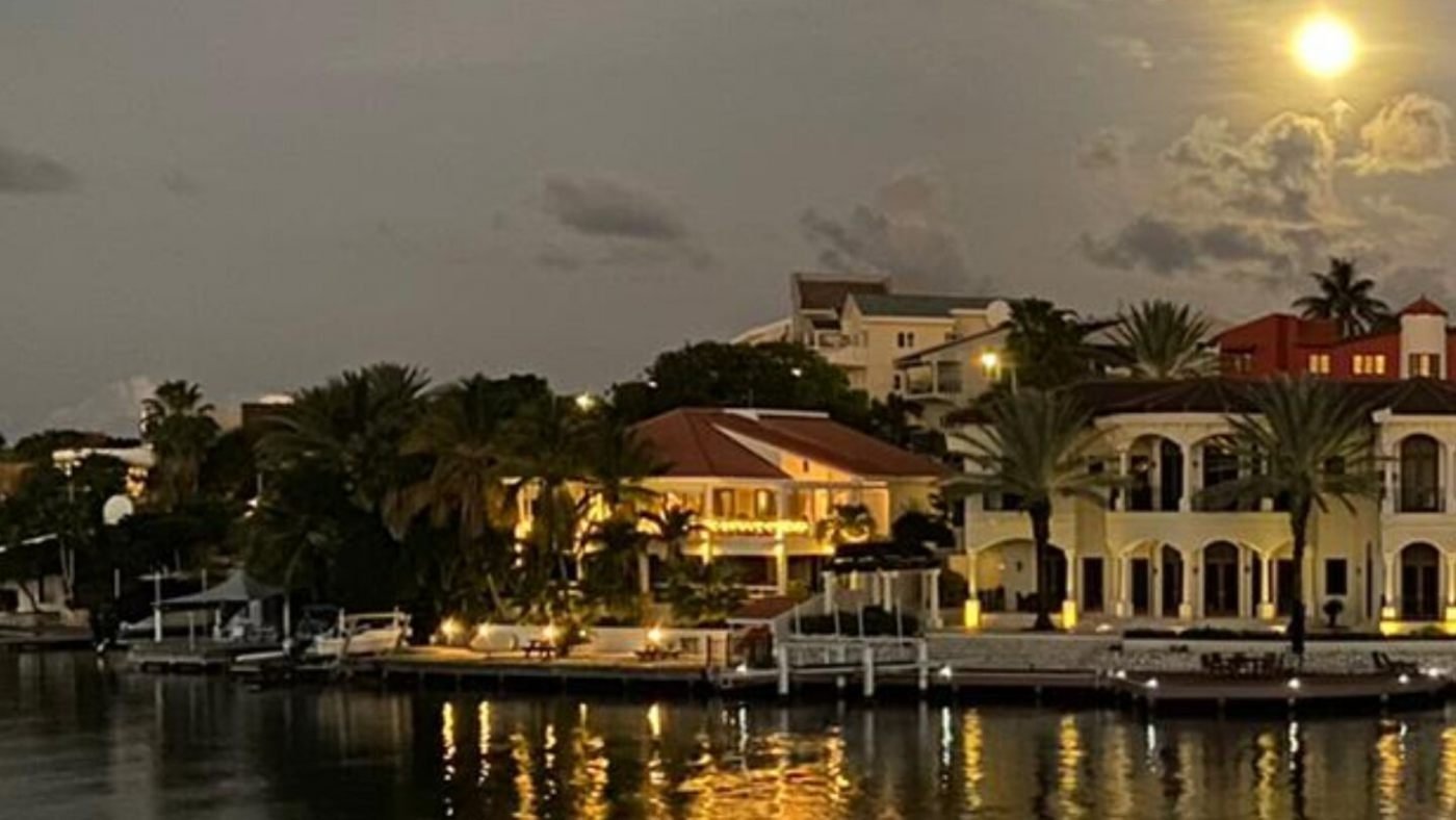 Jan Sofat Curacao Waterfront Villa For Sale With Jetty And Boat Lift Villa in Willemstad, Curaçao, Curaçao 1 - 14380416