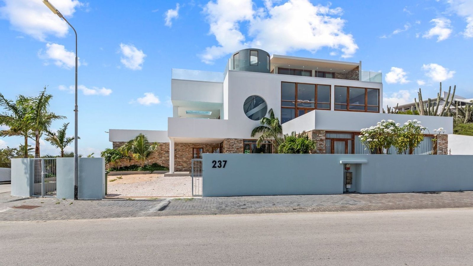 Spectacular Newly Built Villa With Panoramic Views, Four Swimming Pools, And Two Apartments Villa in Willemstad, Curaçao, Curaçao 1 - 15468270