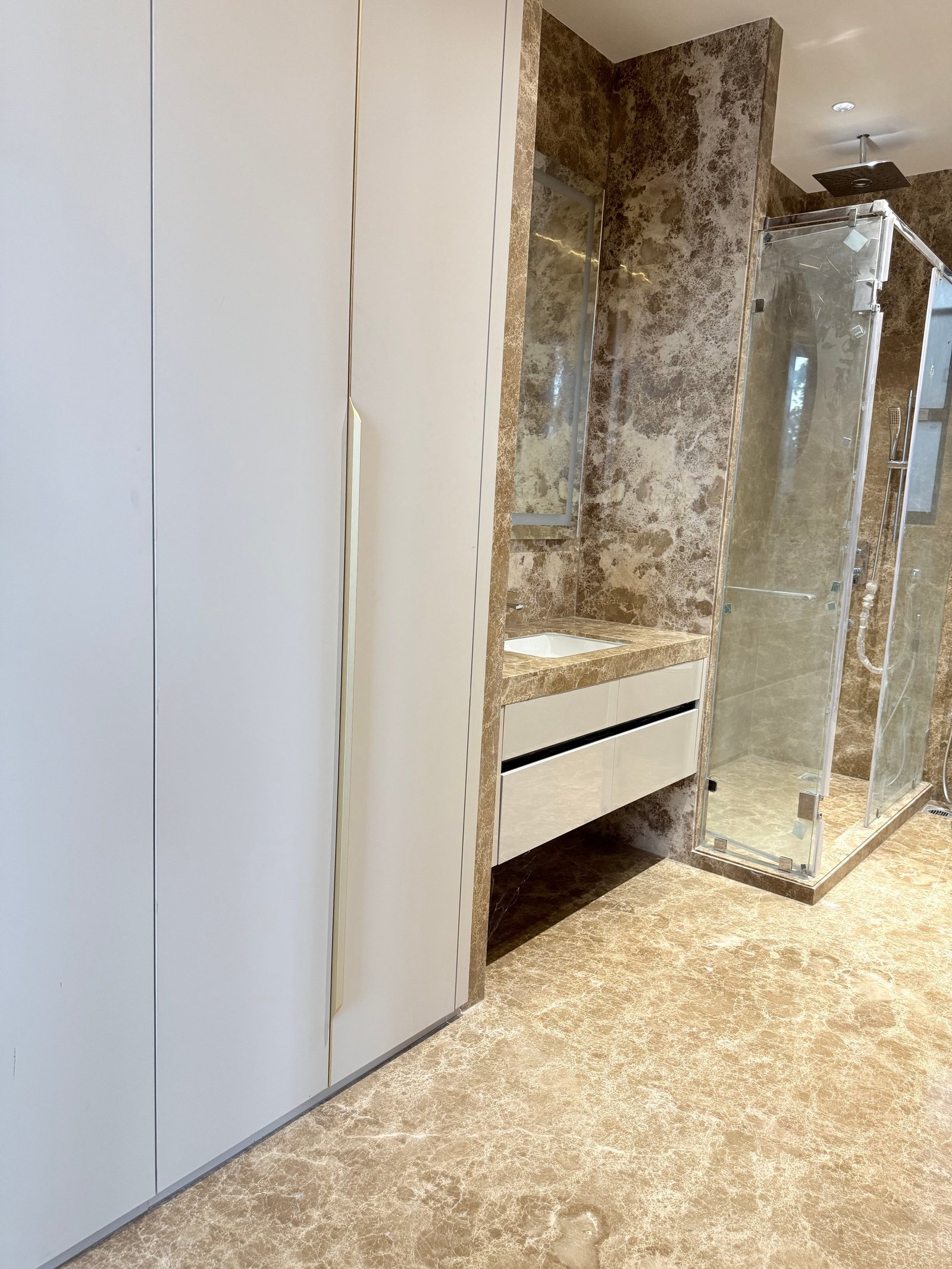 Luxury Third Floor With Terrace Garden – Chirag Enclave, South Delhi Apartment in New Delhi, Delhi, India 1 - 16129398