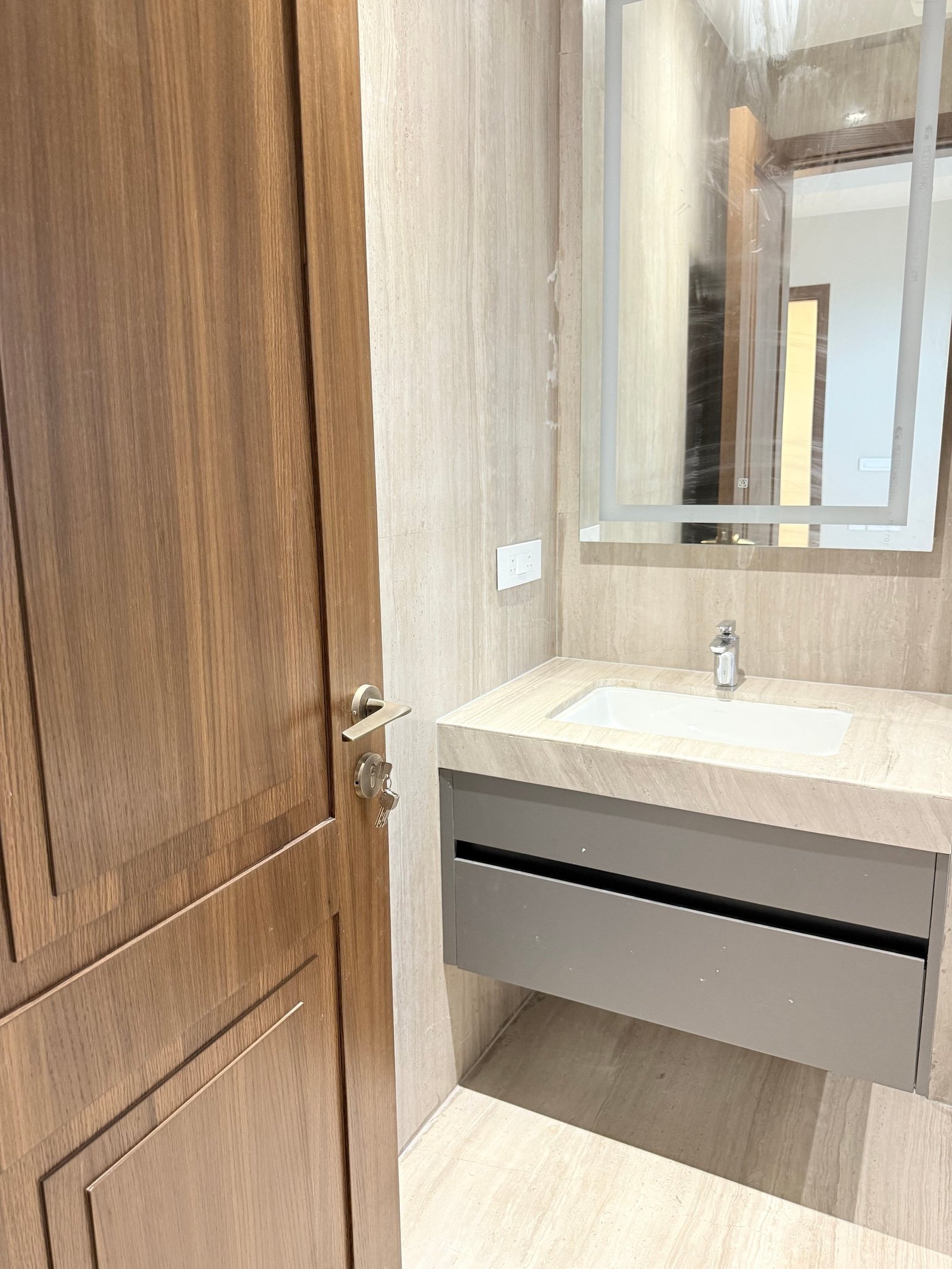 Luxury Third Floor With Terrace Garden – Chirag Enclave, South Delhi Apartment in New Delhi, Delhi, India 1 - 16129398