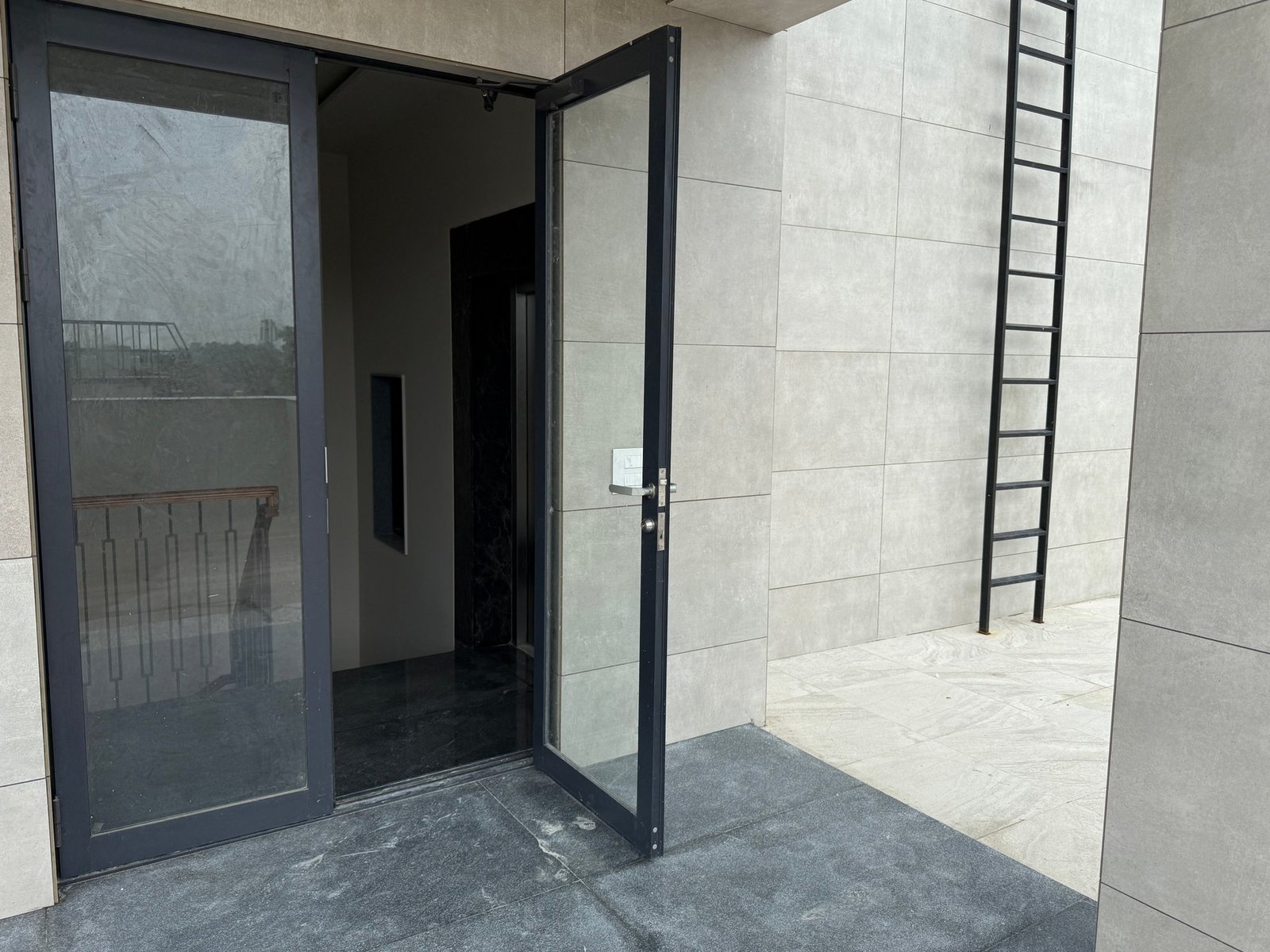 Luxury Third Floor With Terrace Garden – Chirag Enclave, South Delhi Apartment in New Delhi, Delhi, India 1 - 16129398