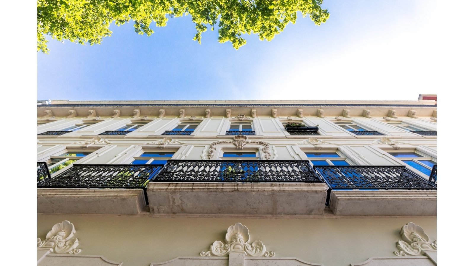 2 Bedroom Apartment With Garden In A Building With Amenities, On Av. Da Liberdade, Lisbon Apartment in Santo Antonio, Lisbon, Portugal 1 - 16133791