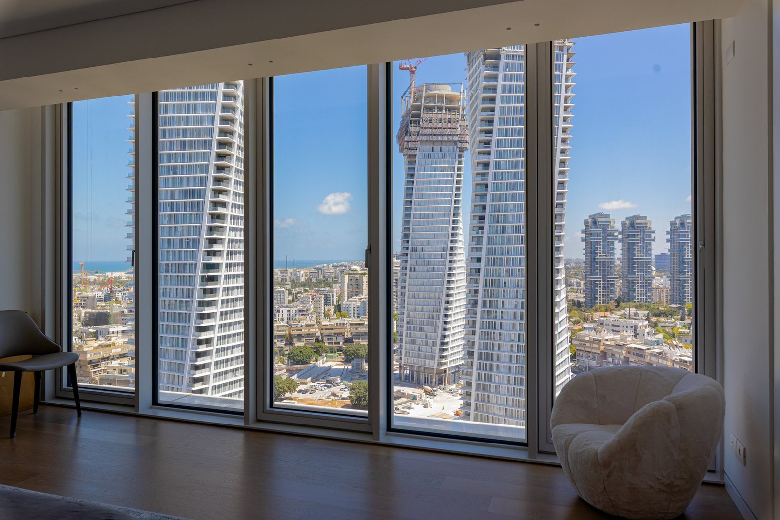 Exquisite High Rise Living In The Iconic Beit Lessin Tower Apartment in Tel Aviv-Yafo, Tel Aviv District, Israel 1 - 15581746