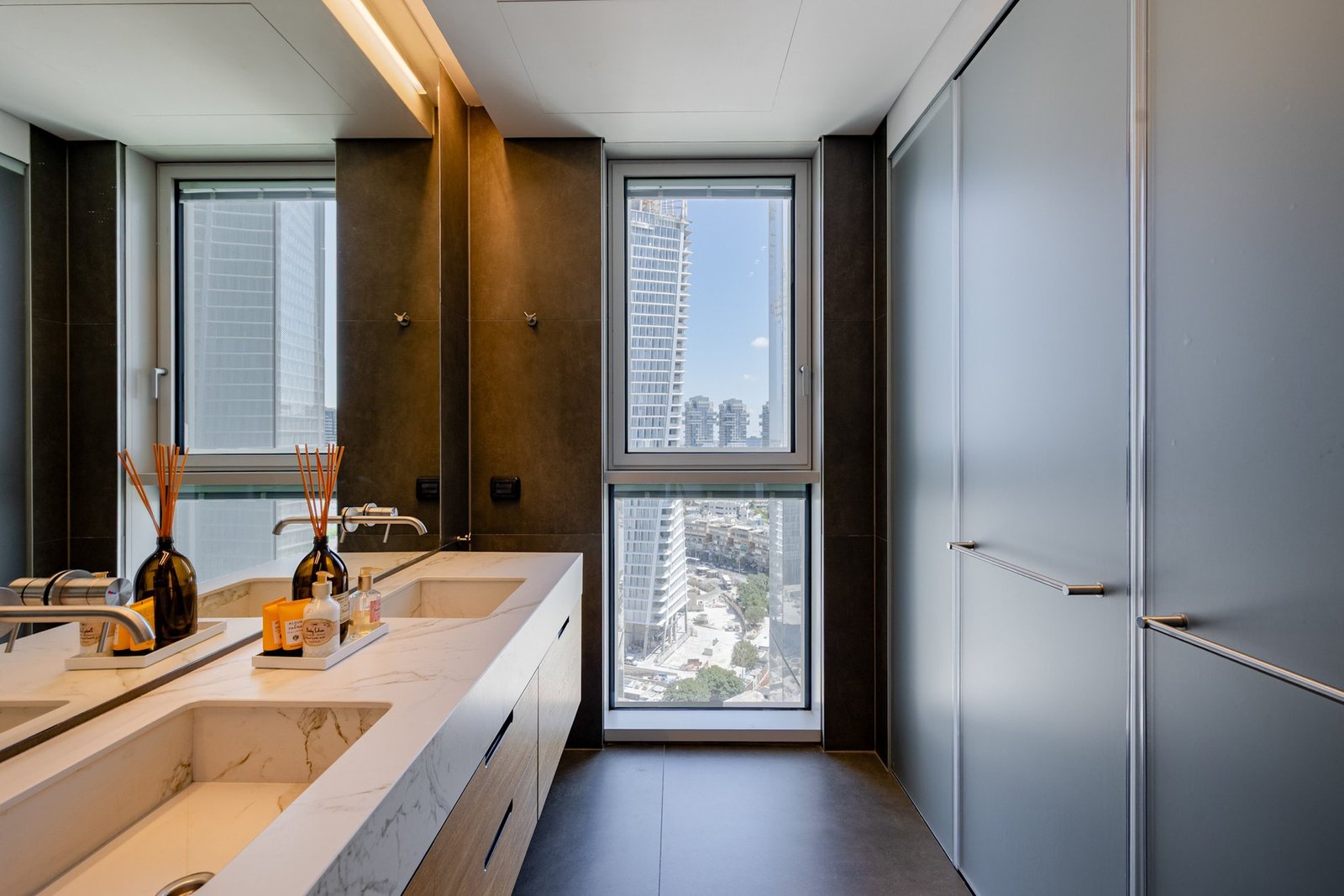 Exquisite High Rise Living In The Iconic Beit Lessin Tower Apartment in Tel Aviv-Yafo, Tel Aviv District, Israel 1 - 15581746