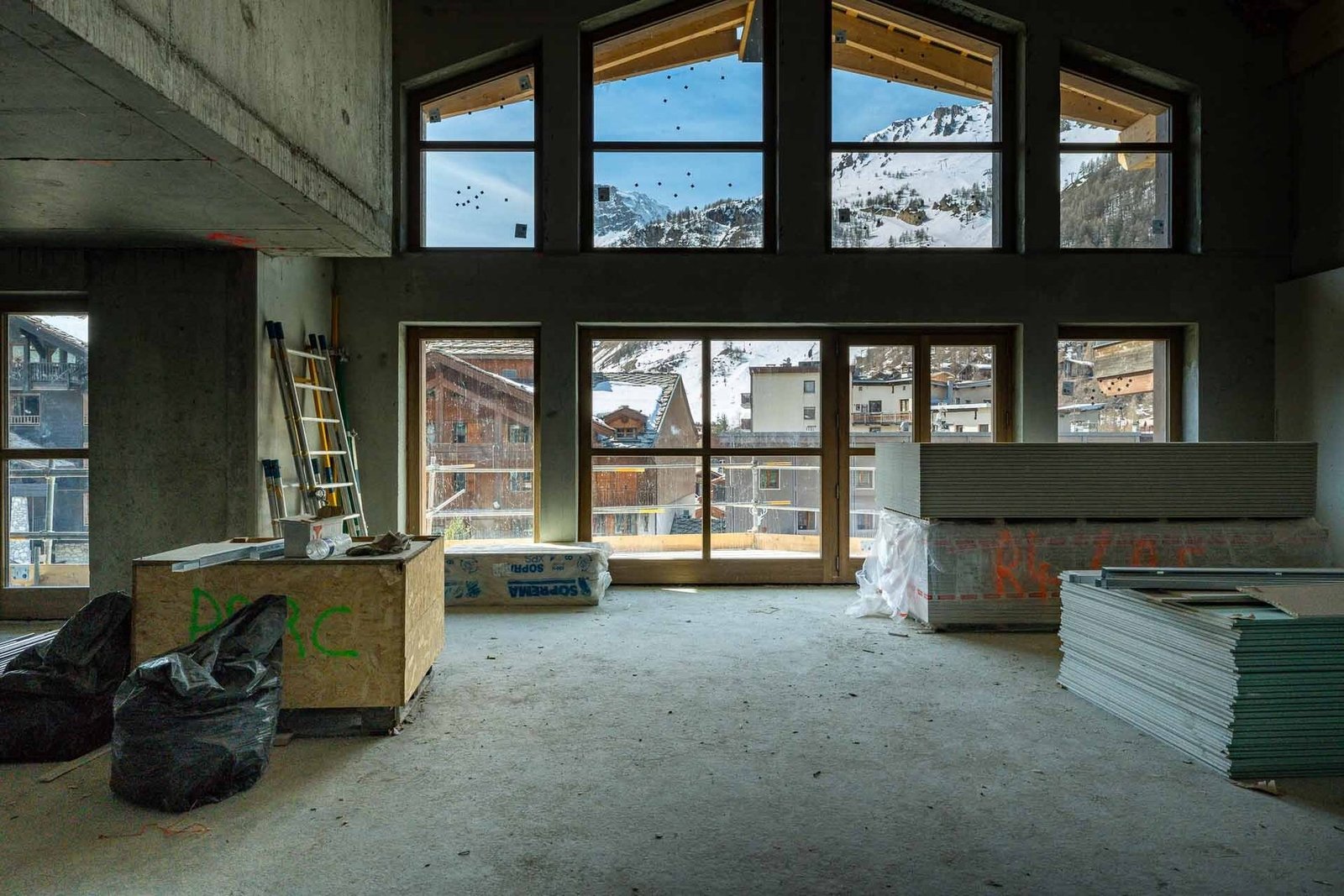 This Exceptional Penthouse Apartment Is Situated In The Heart Of Val D’isère Village. Apartment in Val-d'Isère, Auvergne-Rhône-Alpes, France 1 - 15898236