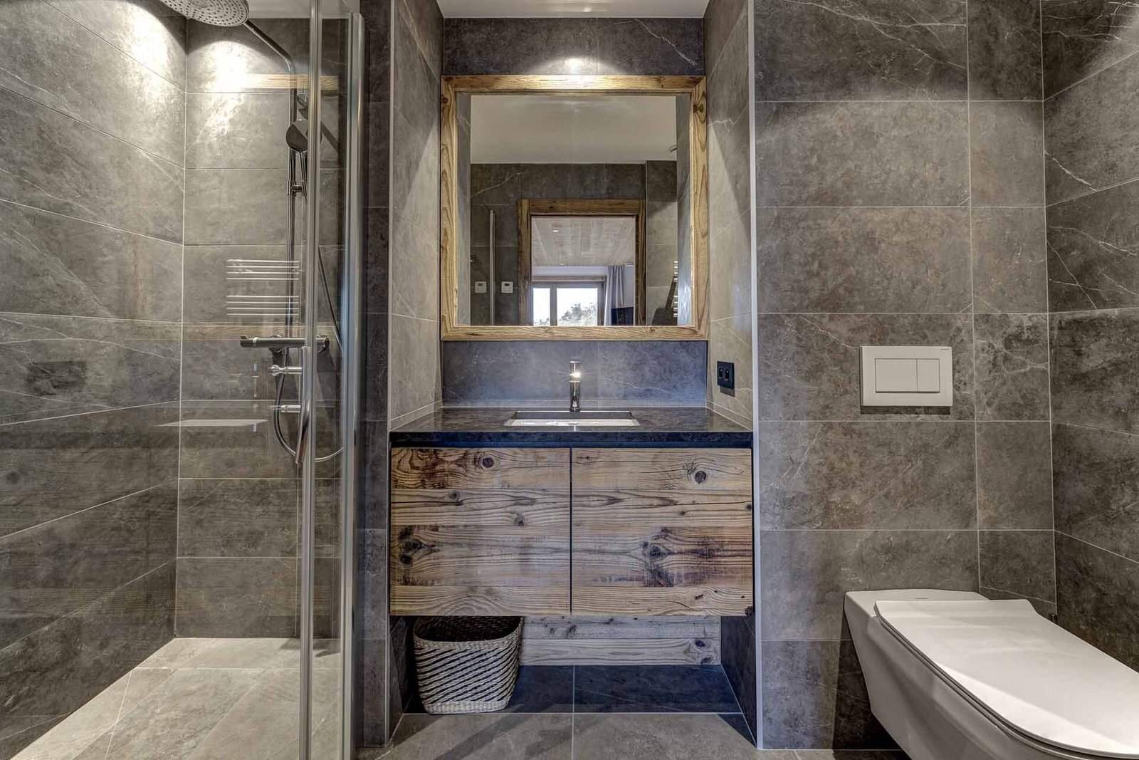 Contemporary Alpine Living With Private Wellness Facilities. Chalet in Courchevel, Auvergne-Rhône-Alpes, France 1 - 15741982