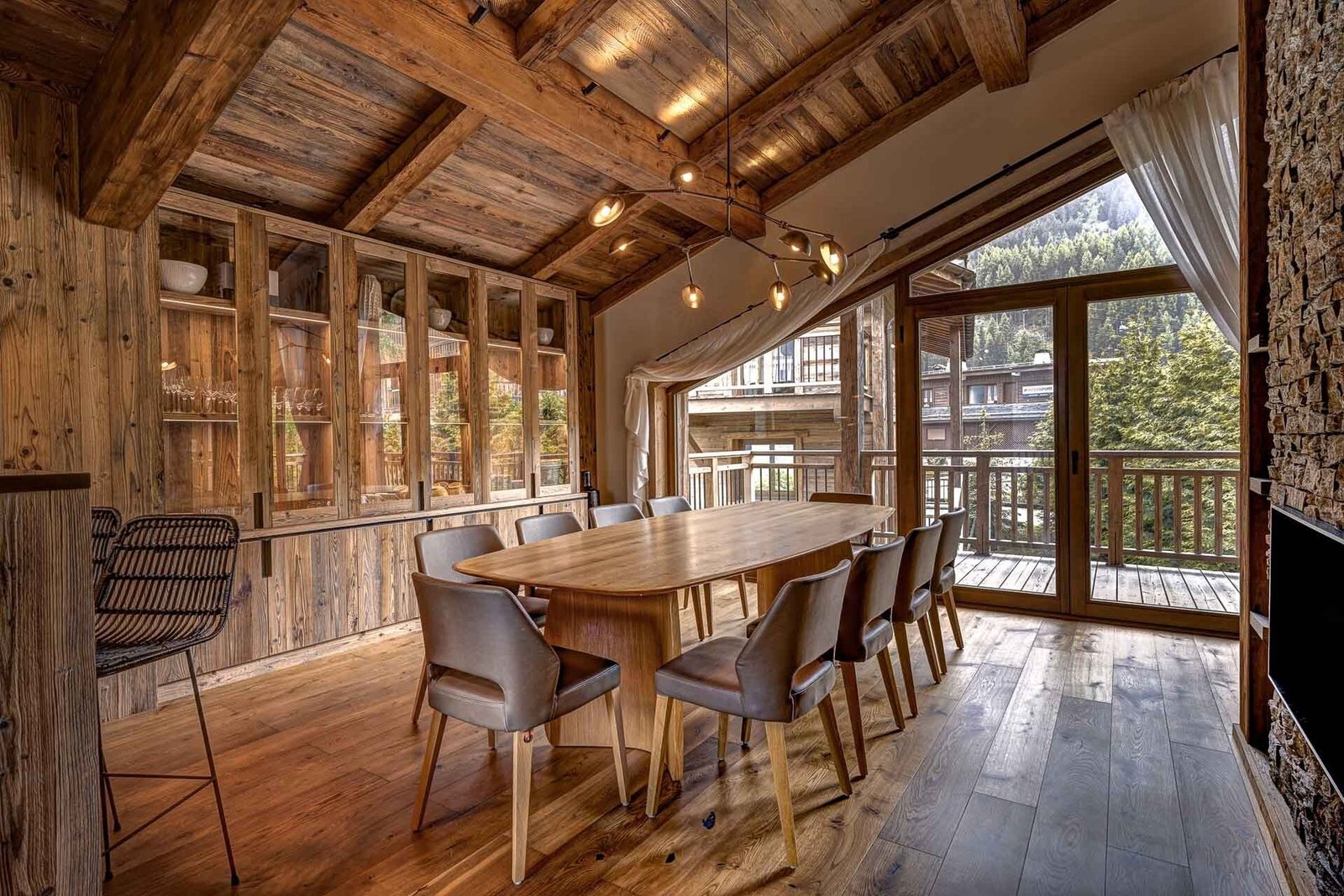 Contemporary Alpine Living With Private Wellness Facilities. Chalet in Courchevel, Auvergne-Rhône-Alpes, France 1 - 15741982