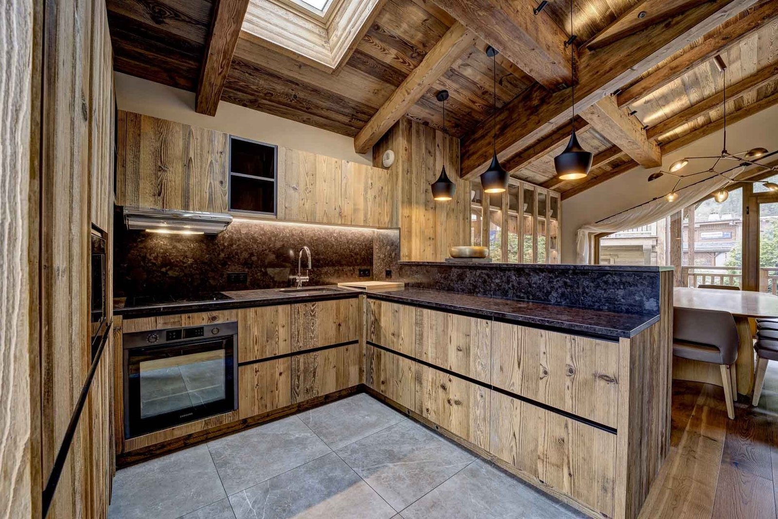 Contemporary Alpine Living With Private Wellness Facilities. Chalet in Courchevel, Auvergne-Rhône-Alpes, France 1 - 15741982