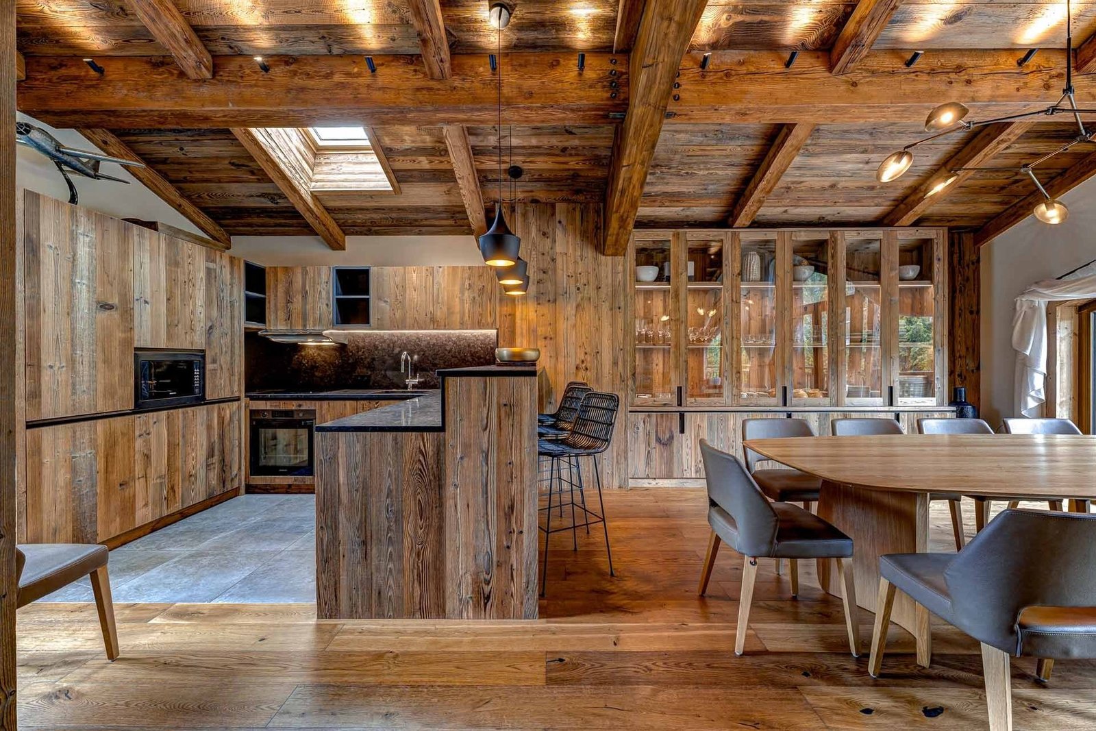 Contemporary Alpine Living With Private Wellness Facilities. Chalet in Courchevel, Auvergne-Rhône-Alpes, France 1 - 15741982