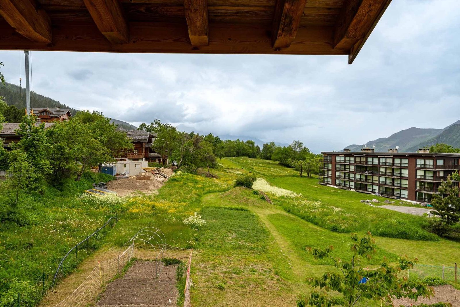 Contemporary Alpine Living With Private Wellness Facilities. Chalet in Courchevel, Auvergne-Rhône-Alpes, France 1 - 15741982