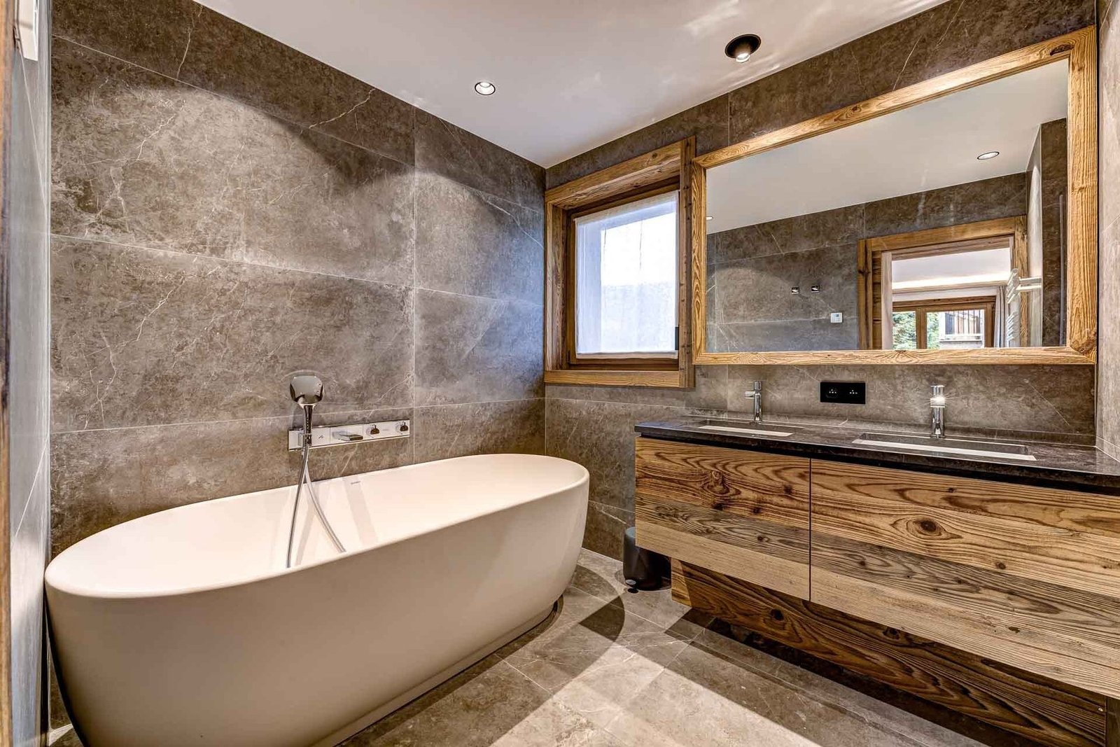 Contemporary Alpine Living With Private Wellness Facilities. Chalet in Courchevel, Auvergne-Rhône-Alpes, France 1 - 15741982