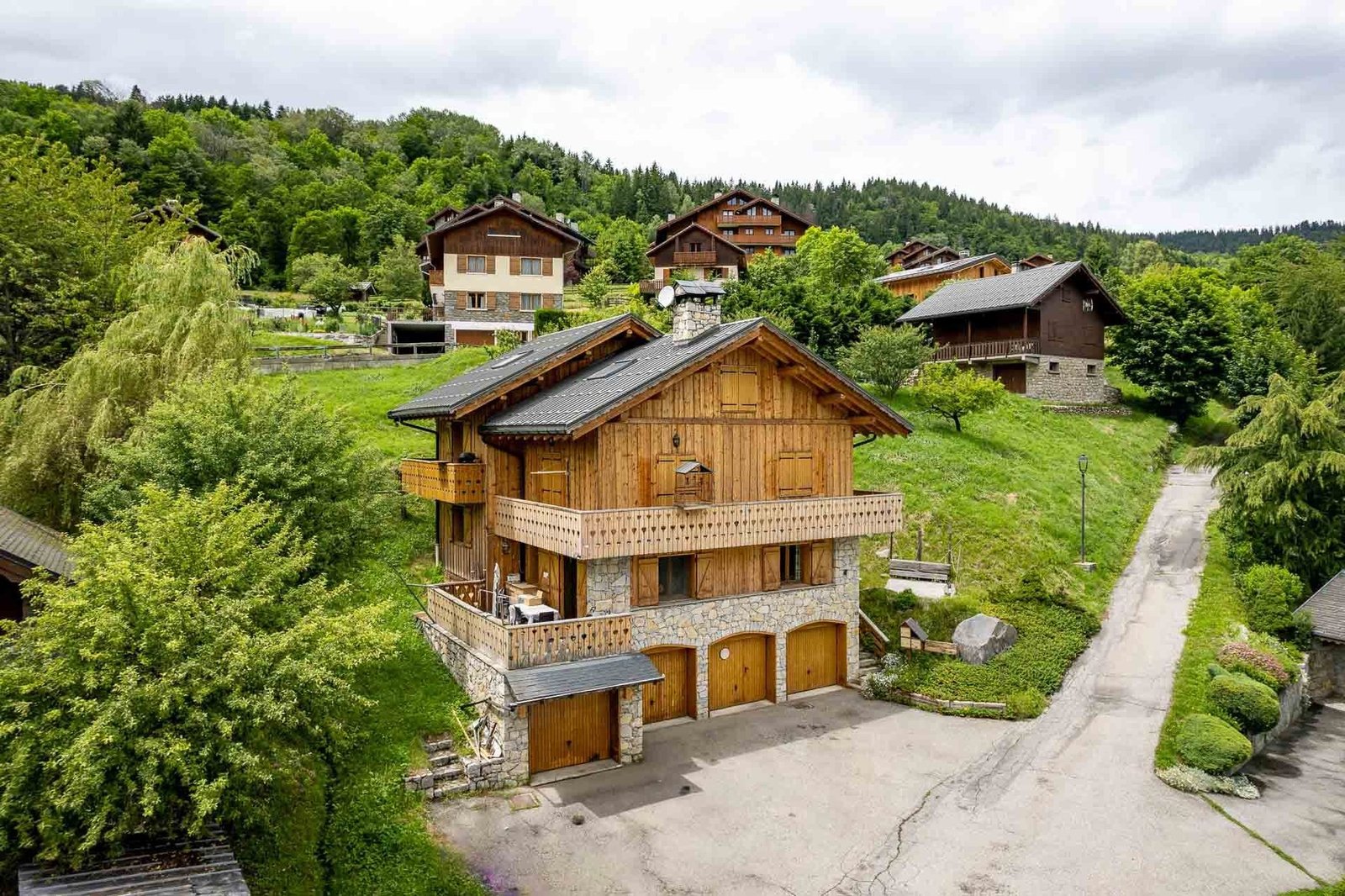 Two Detached Chalets, A Detached Garage And A Substantial Plot Of Terrain Chalet in Les Allues, Auvergne-Rhône-Alpes, France 1 - 15714519
