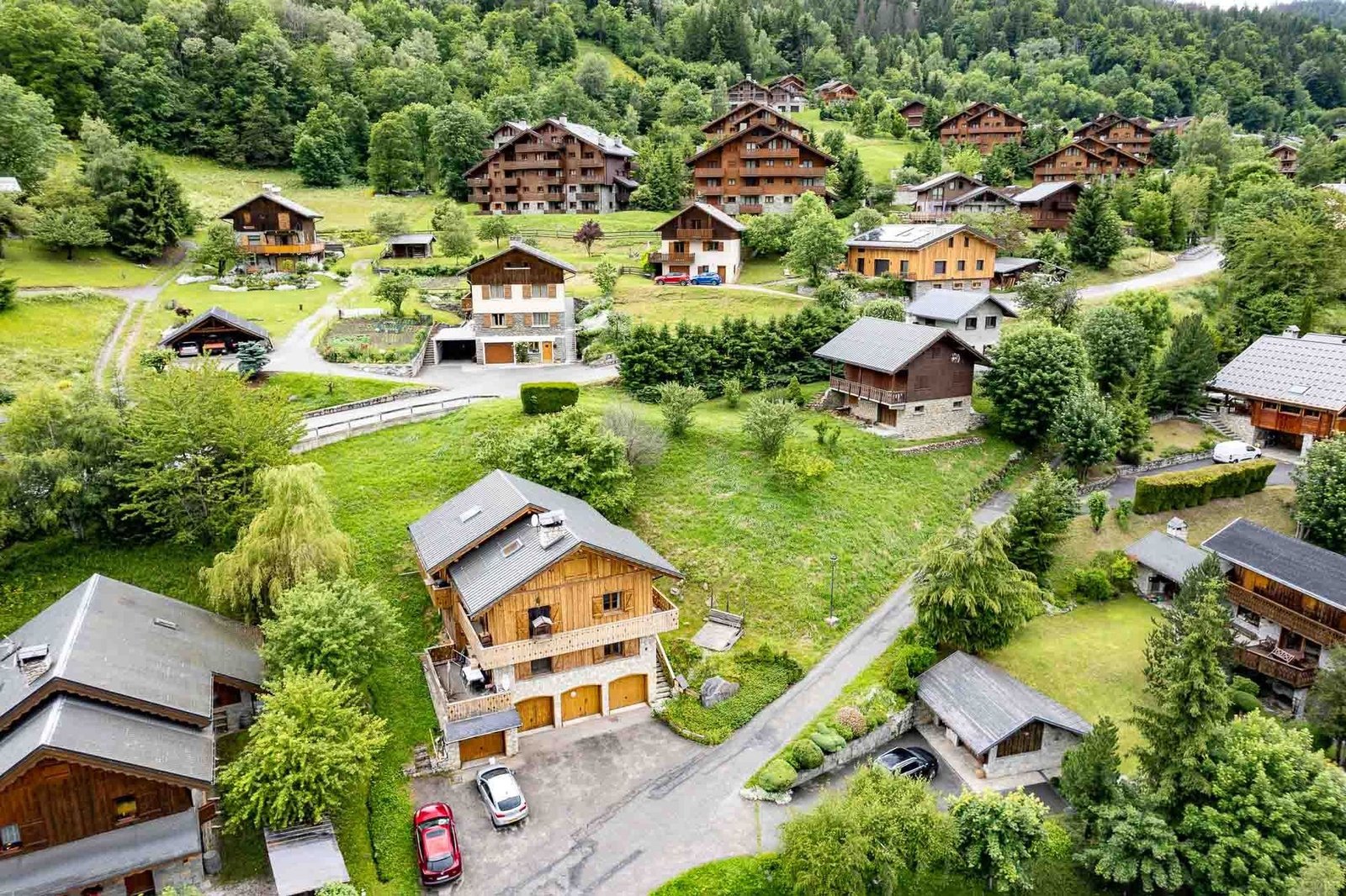 A Substantial Detached Chalet Currently Separated Into Three Apartments Chalet in Les Allues, Auvergne-Rhône-Alpes, France 1 - 15714623