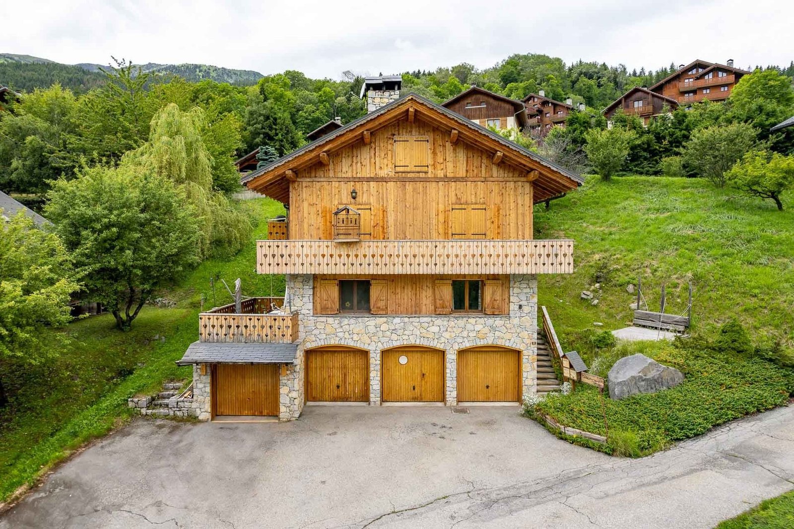 A Substantial Detached Chalet Currently Separated Into Three Apartments Chalet in Les Allues, Auvergne-Rhône-Alpes, France 1 - 15714623