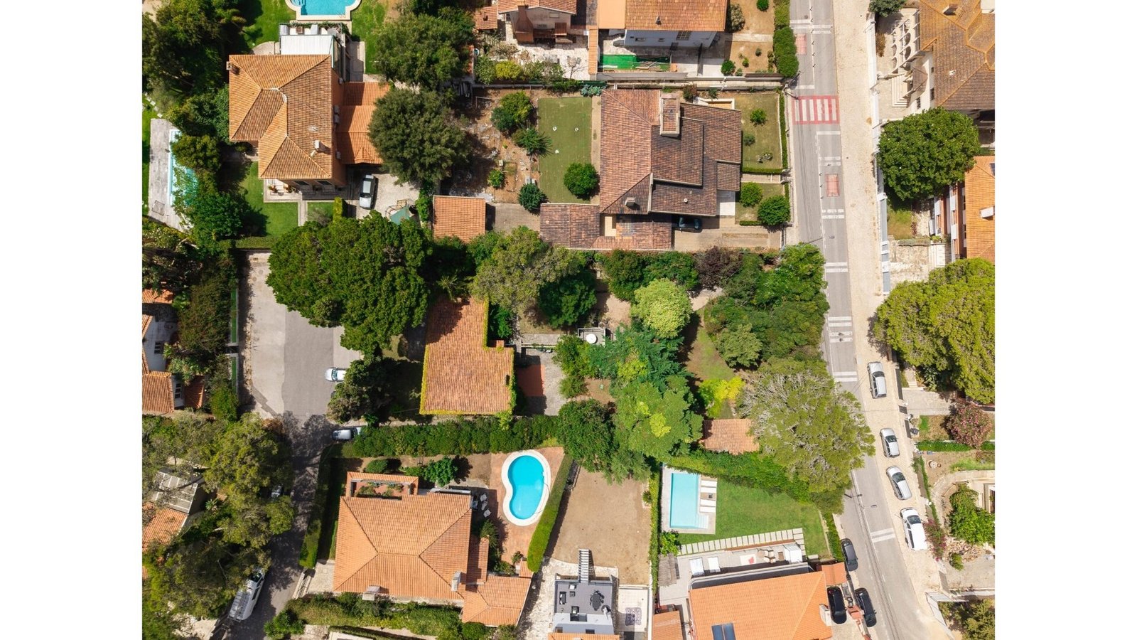 Four Bedroom Villa With Garden In Cascais House in Estoril, Cascais e Estoril, Lisbon 1 - 16064762