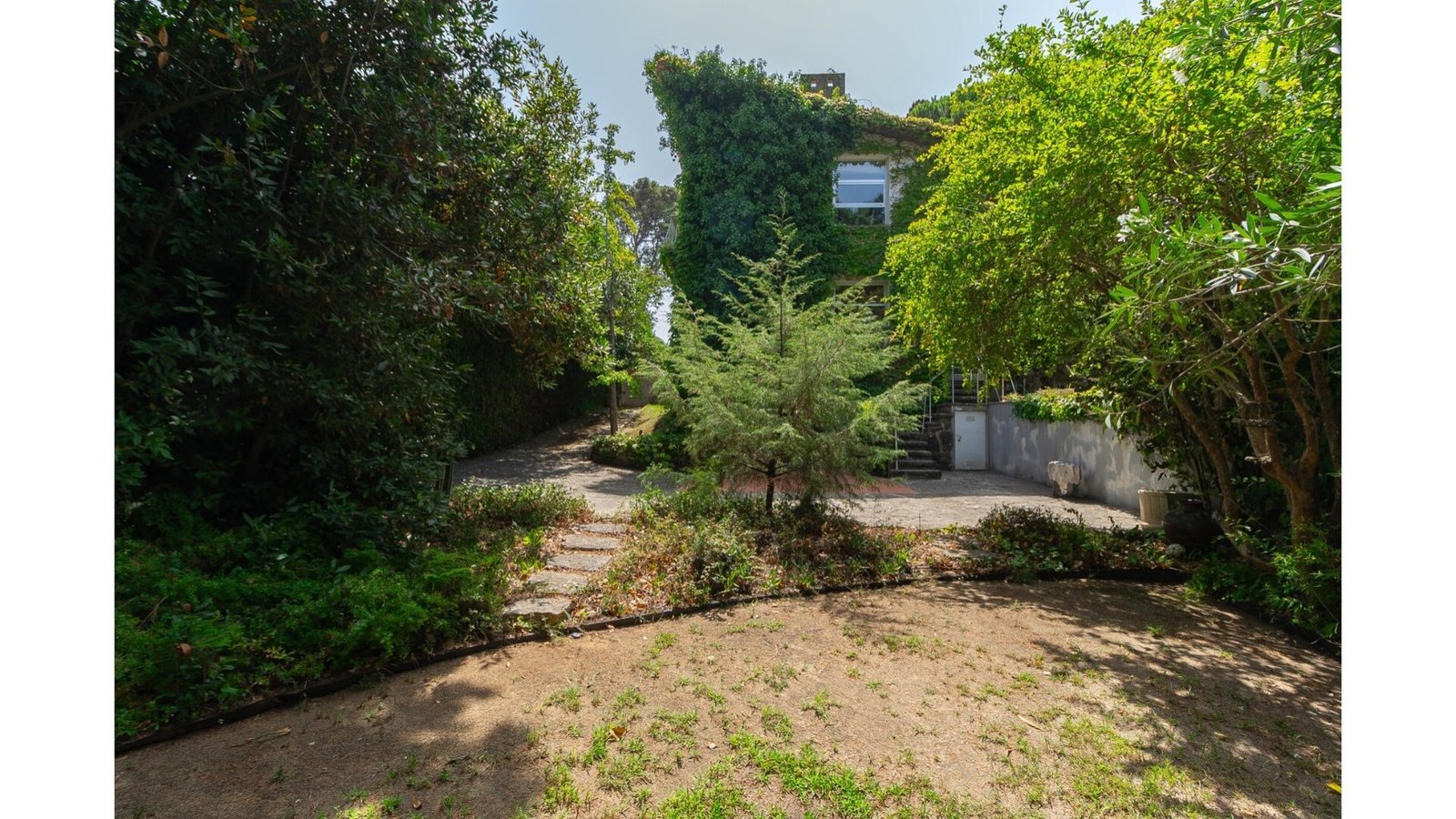 Four Bedroom Villa With Garden In Cascais House in Estoril, Cascais e Estoril, Lisbon 1 - 16064762