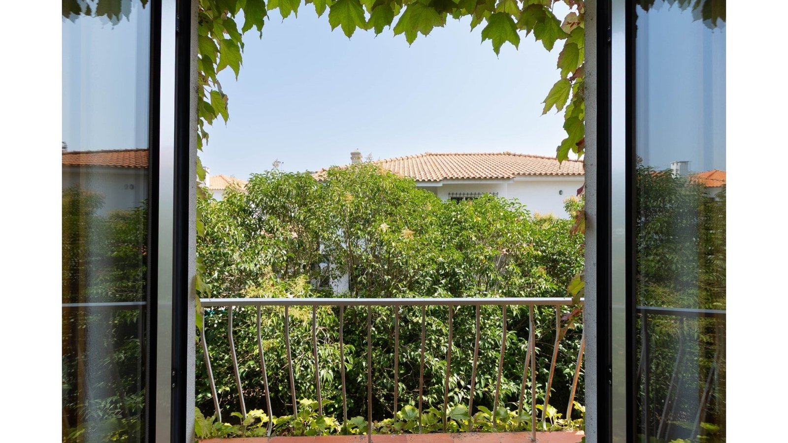 Four Bedroom Villa With Garden In Cascais House in Estoril, Cascais e Estoril, Lisbon 1 - 16064762