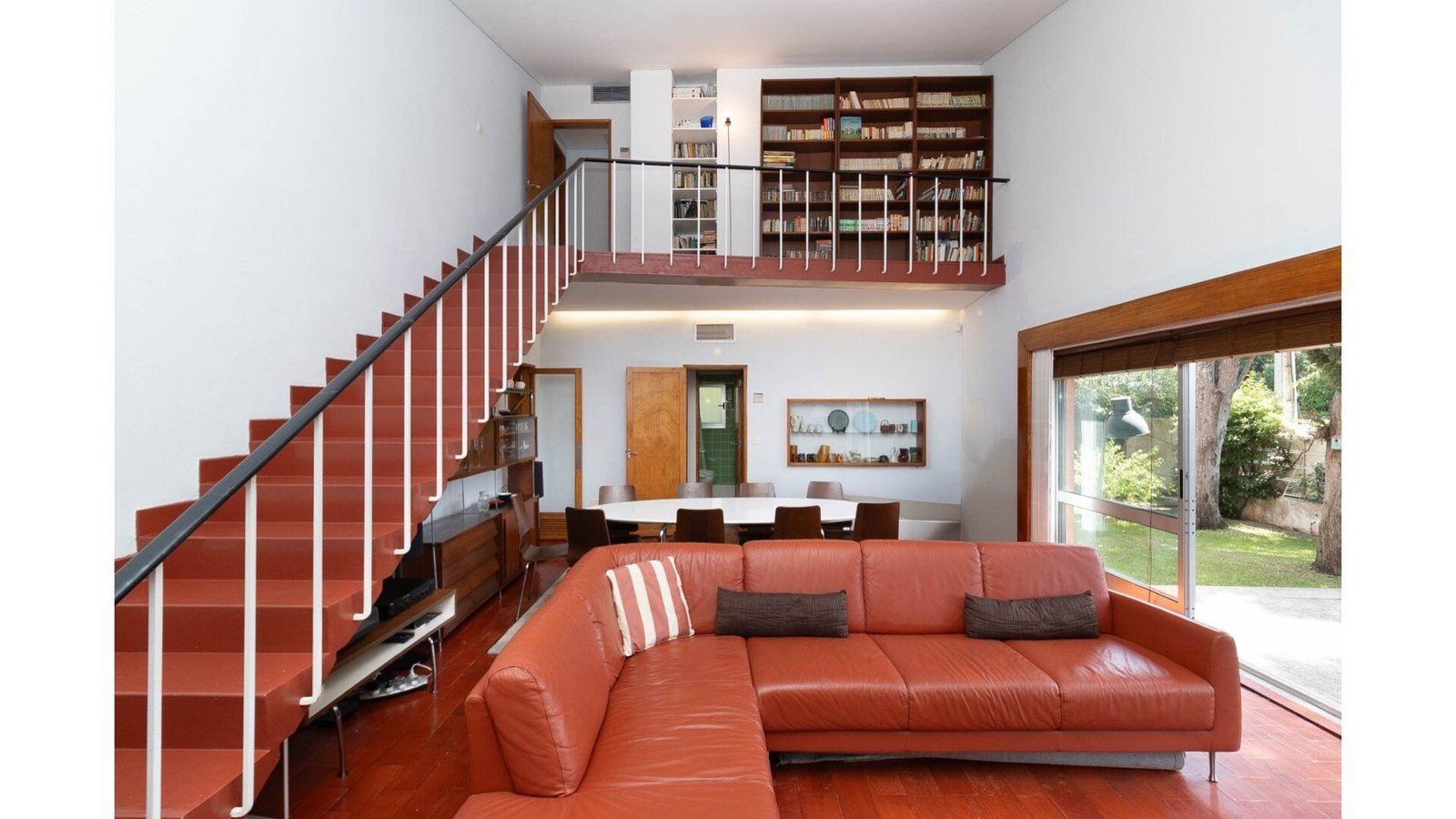 Four Bedroom Villa With Garden In Cascais House in Estoril, Cascais e Estoril, Lisbon 1 - 16064762