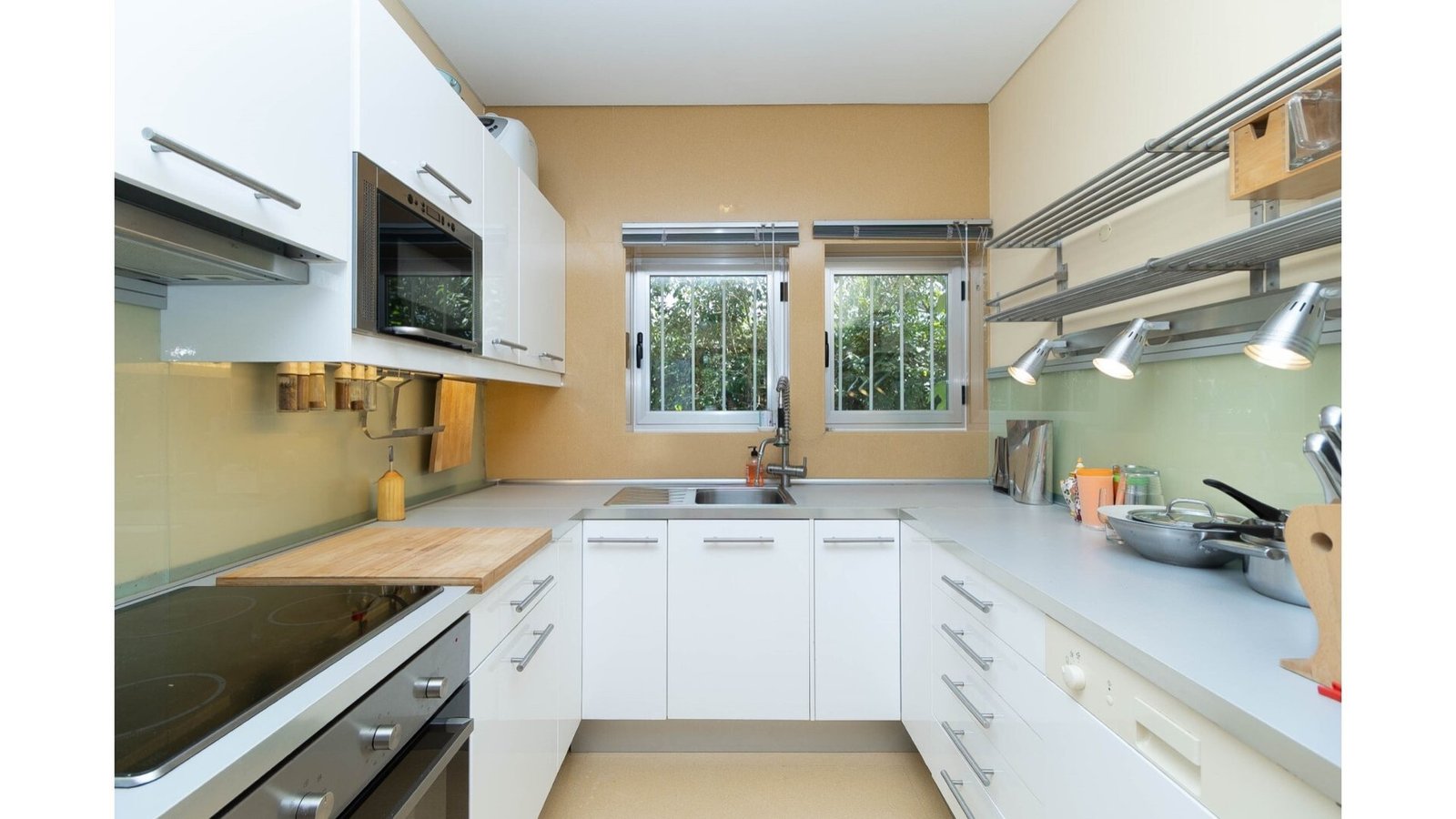 Four Bedroom Villa With Garden In Cascais House in Estoril, Cascais e Estoril, Lisbon 1 - 16064762