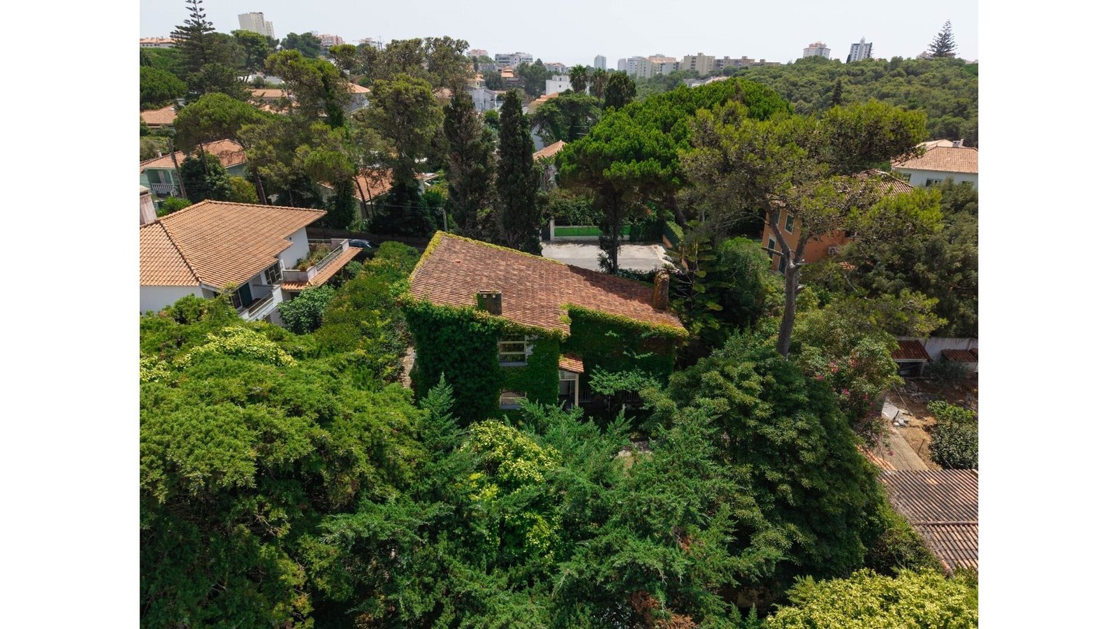 Four Bedroom Villa With Garden In Cascais House in Estoril, Cascais e Estoril, Lisbon 1 - 16064762