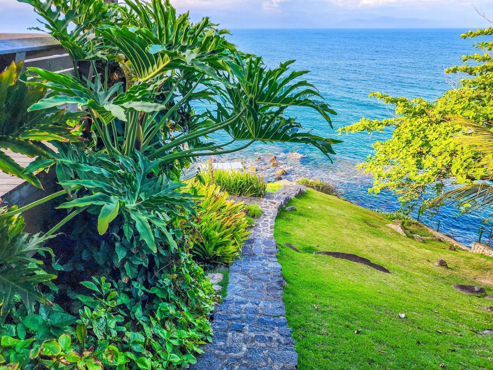 White Coastal House in Ilhabela, State of São Paulo, Brazil 1 - 15401171
