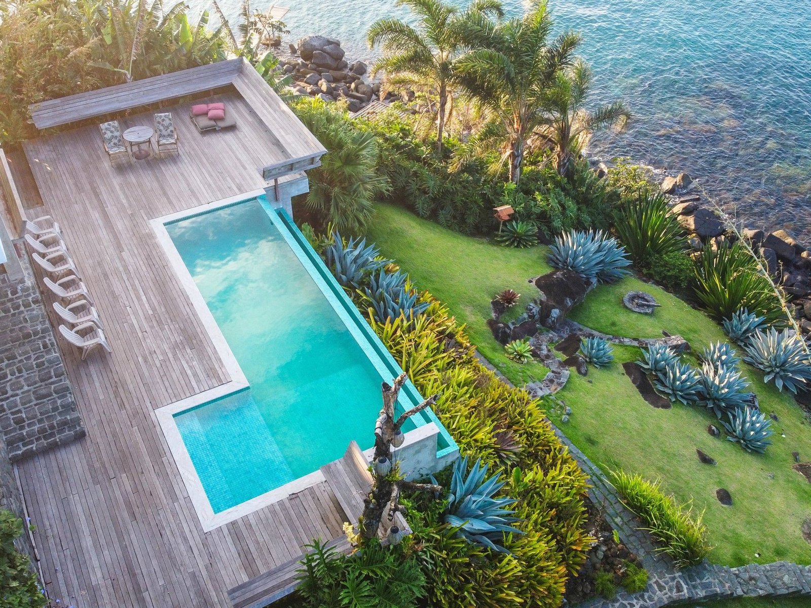 White Coastal House in Ilhabela, State of São Paulo, Brazil 1 - 15401171