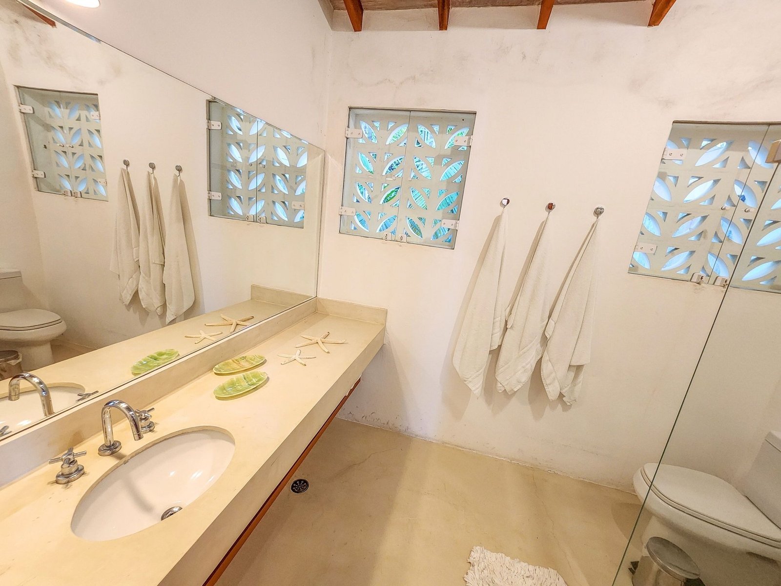 White Coastal House in Ilhabela, State of São Paulo, Brazil 1 - 15401171