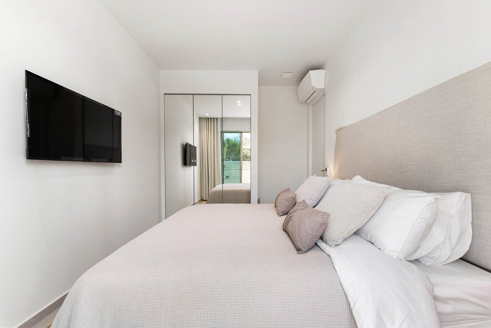 Modern 3 Bedroom Villa In Santa Barbara De Nexe House in Santa Barbara de Nexe, Algarve, Portugal 1 - 15119545