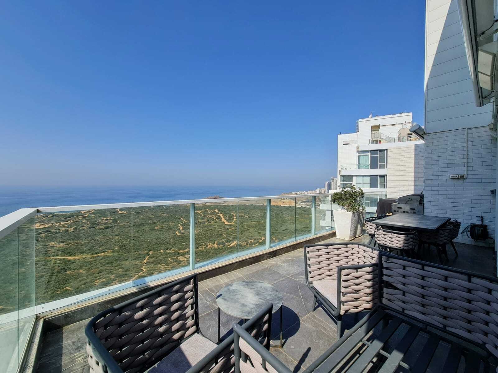 A Large And Spacious Mini Penthouse With A Balcony Facing To The Sea Ir Yamim, Netanya Penthouse in Netanya, Center District, Israel 1 - 12570019