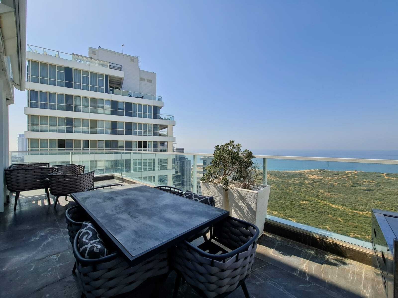 A Large And Spacious Mini Penthouse With A Balcony Facing To The Sea Ir Yamim, Netanya Penthouse in Netanya, Center District, Israel 1 - 12570019