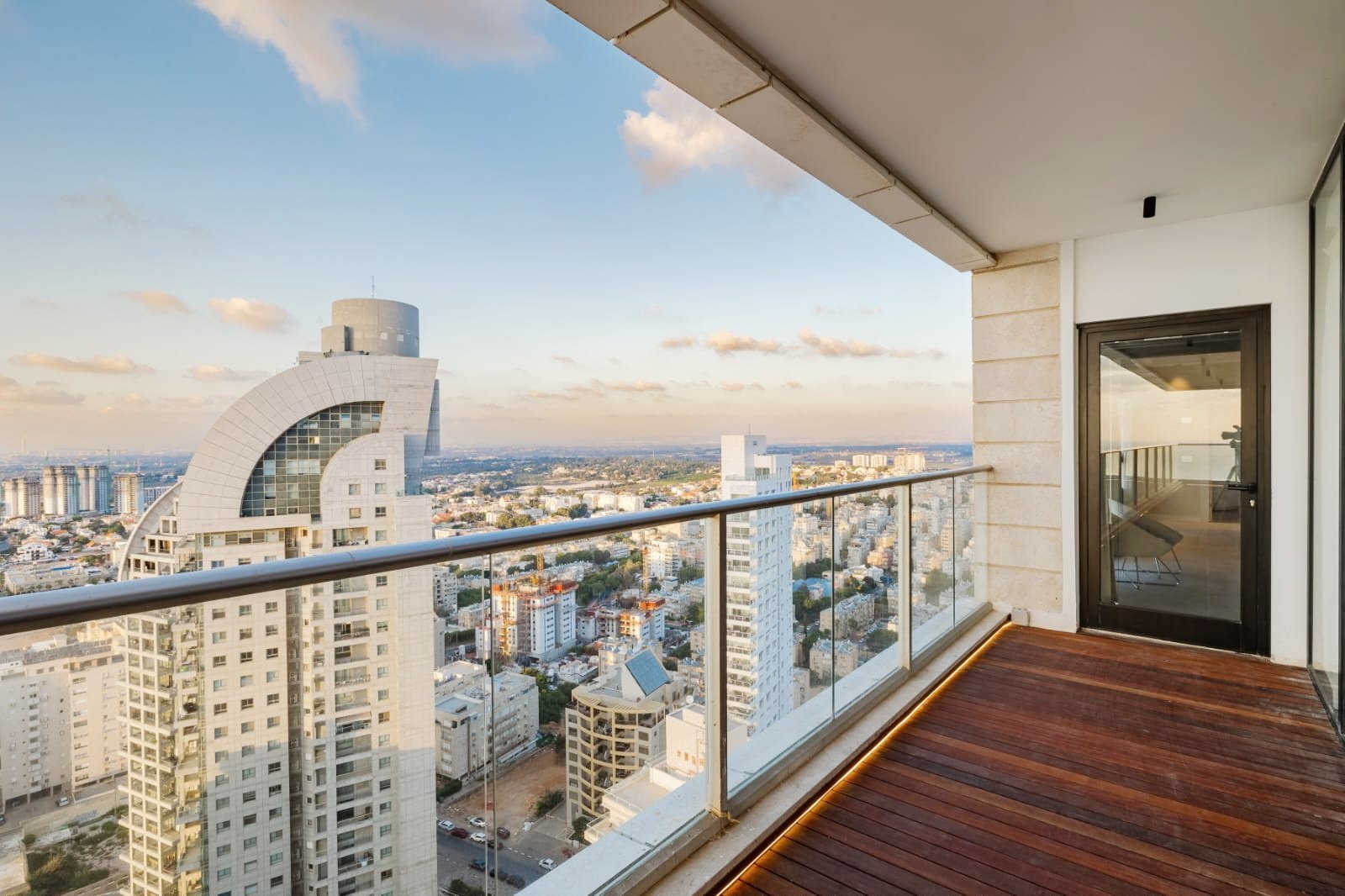 Nitza 20 Mini Penthouse In Terrace Building Netanya Penthouse in Netanya, Center District, Israel 1 - 13602118