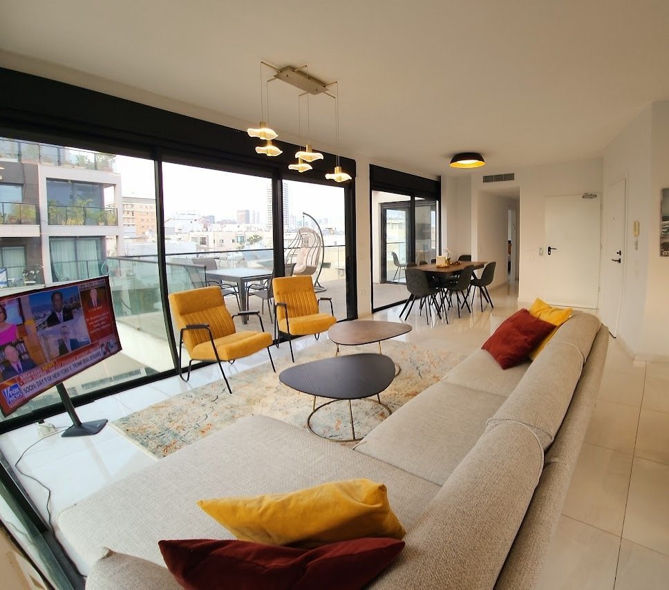 Spacious One Level Penthouse With Sea Views Penthouse in Tel Aviv-Yafo, Tel Aviv District, Israel 1 - 15881511