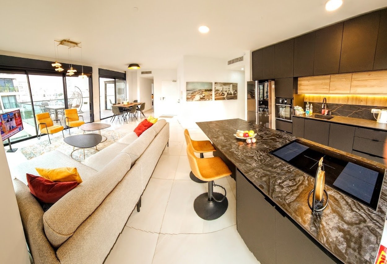 Spacious One Level Penthouse With Sea Views Penthouse in Tel Aviv-Yafo, Tel Aviv District, Israel 1 - 15881511