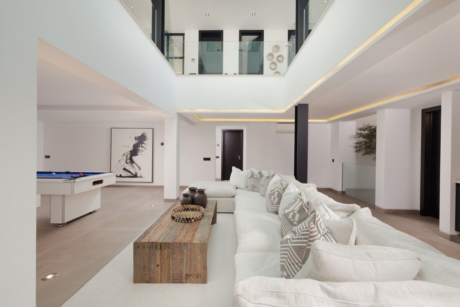 Luxury Living In Quinta Do Lago Villa in Quinta do Lago, Almancil, Portugal 1 - 16091125