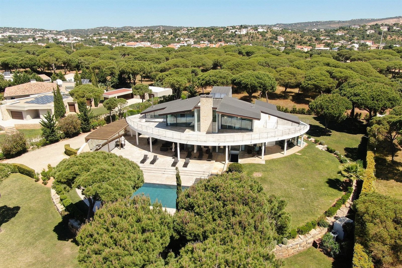 Exclusive Villa In Gated Community In Vilamoura Villa in Vilamoura, Quarteira, Algarve 1 - 16129328