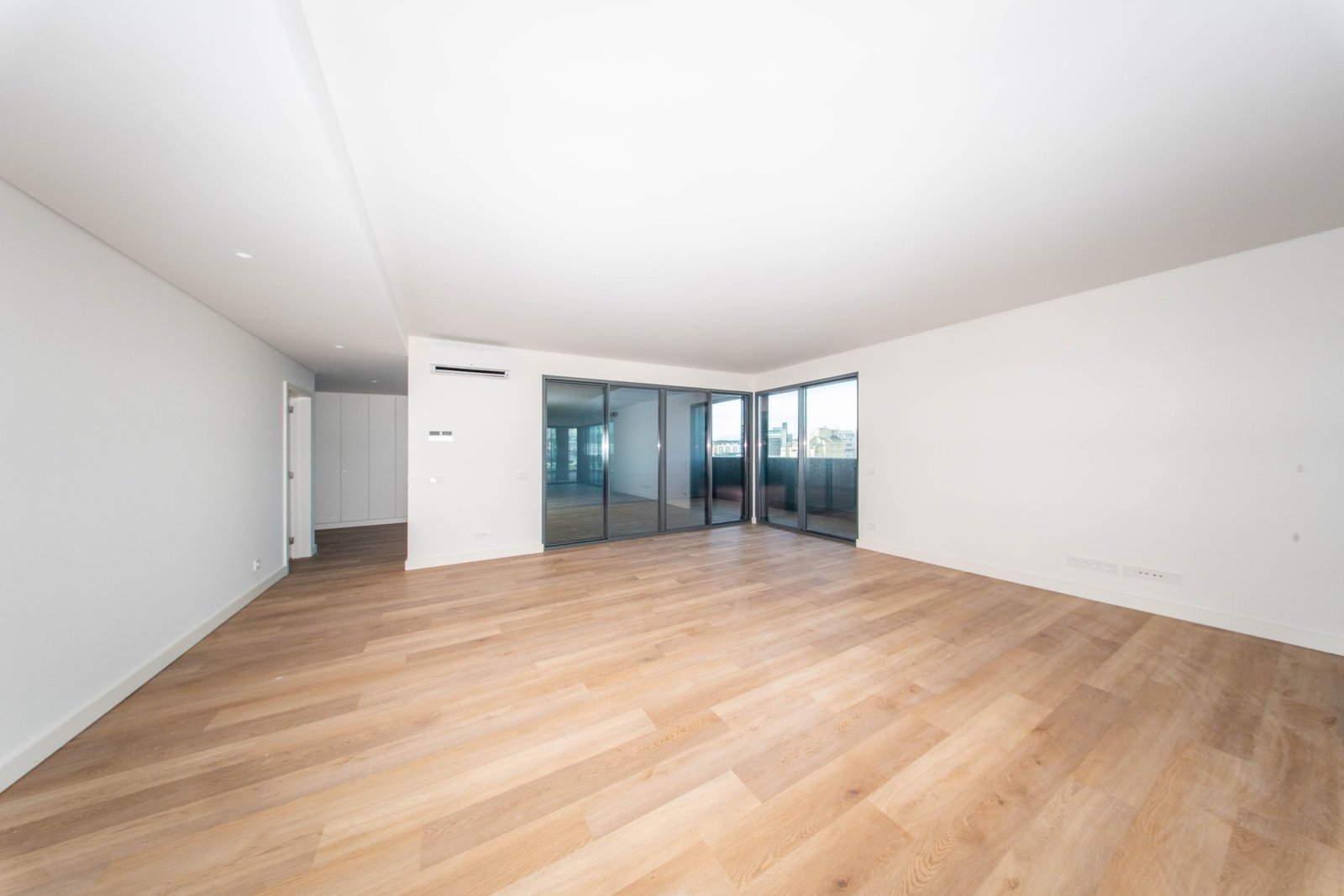 Exceptional 4 Bedroom Apartment At Mirear Terraces! Apartment in Alges, Linda-a-Velha e Cruz Quebrada-Dafundo, Lisbon, Portugal 1 - 15664570