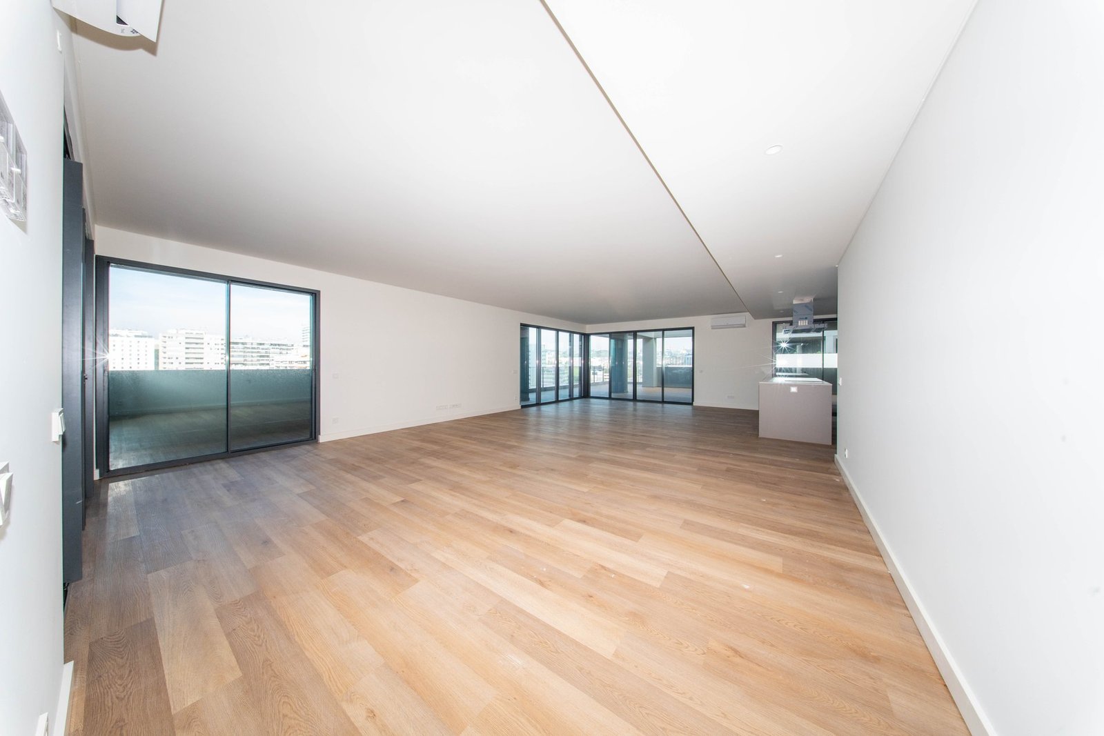 Exceptional 4 Bedroom Apartment At Mirear Terraces! Apartment in Alges, Linda-a-Velha e Cruz Quebrada-Dafundo, Lisbon, Portugal 1 - 15664570