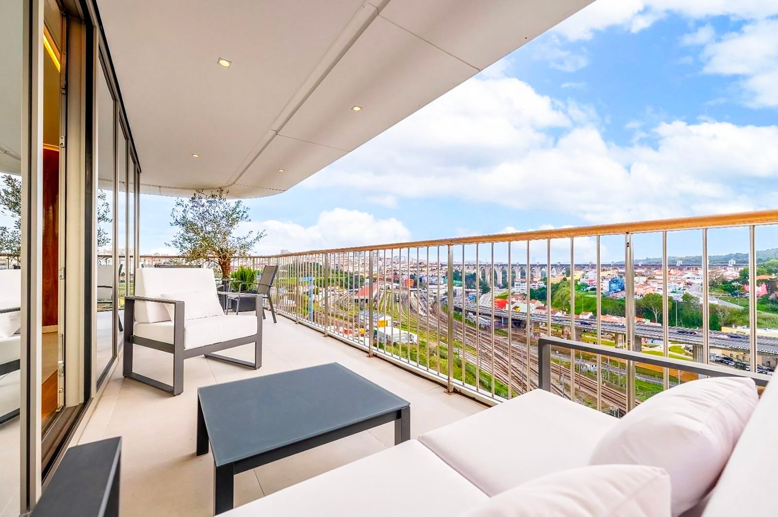 Fantastic 3 Bedroom Apartment In Infinity Tower! Apartment in Campolide, Lisbon, Portugal 1 - 16189205