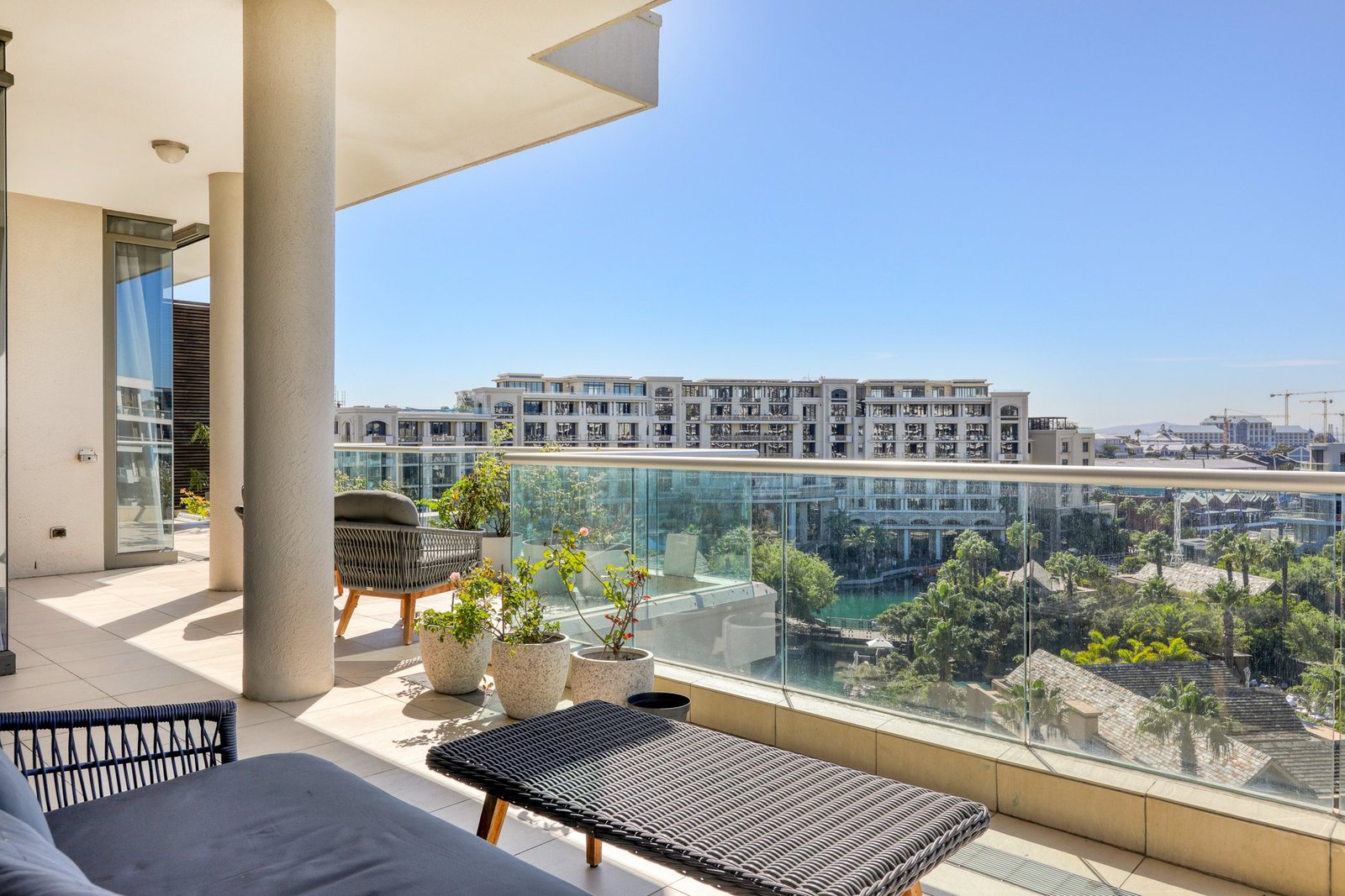 Beautifully Positioned Corner Apartment Apartment in Cape Town, Western Cape, South Africa 1 - 15902289