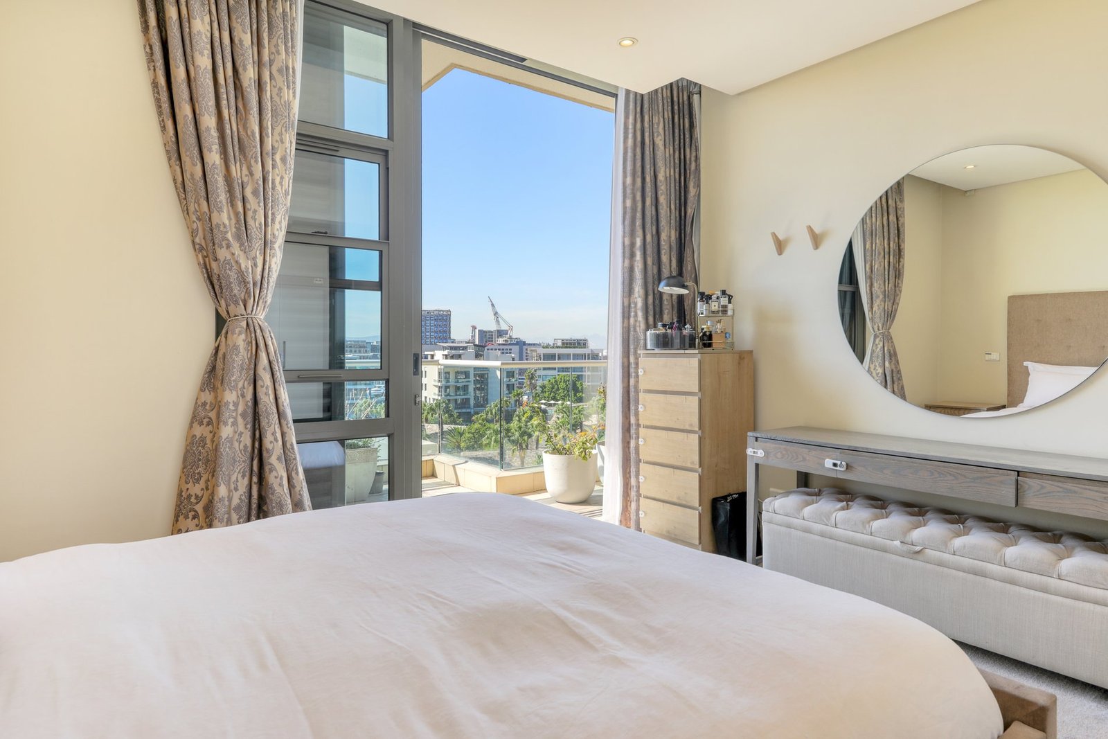 Beautifully Positioned Corner Apartment Apartment in Cape Town, Western Cape, South Africa 1 - 15902289