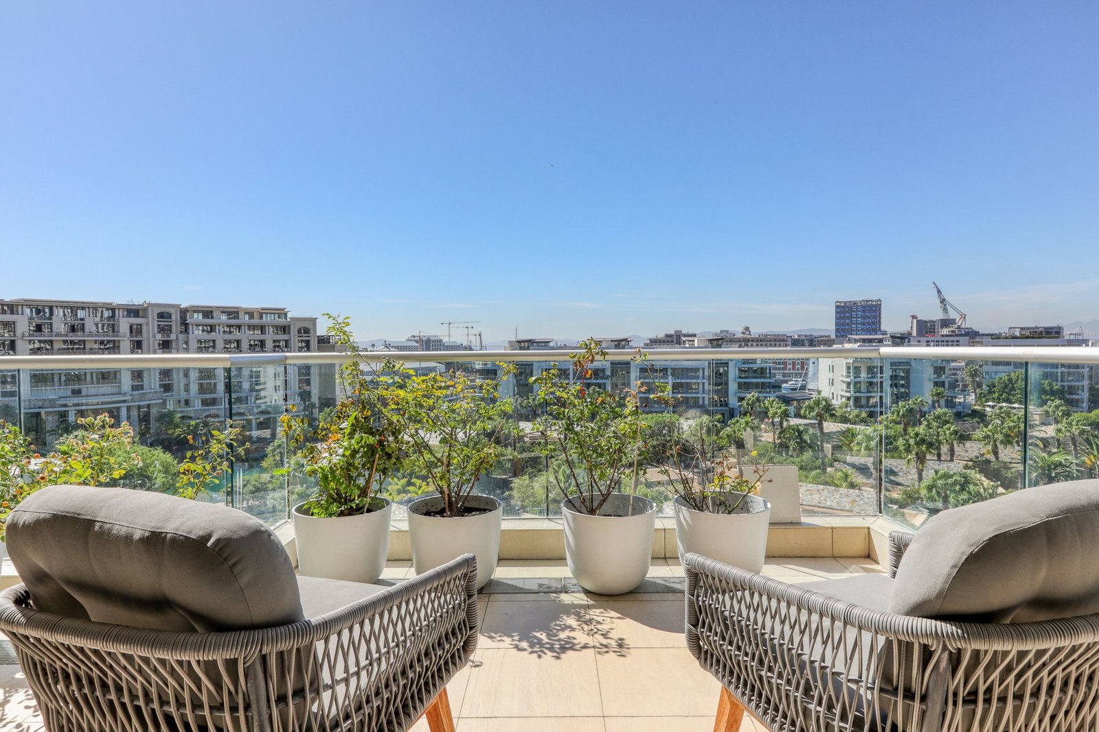 Beautifully Positioned Corner Apartment Apartment in Cape Town, Western Cape, South Africa 1 - 15902289