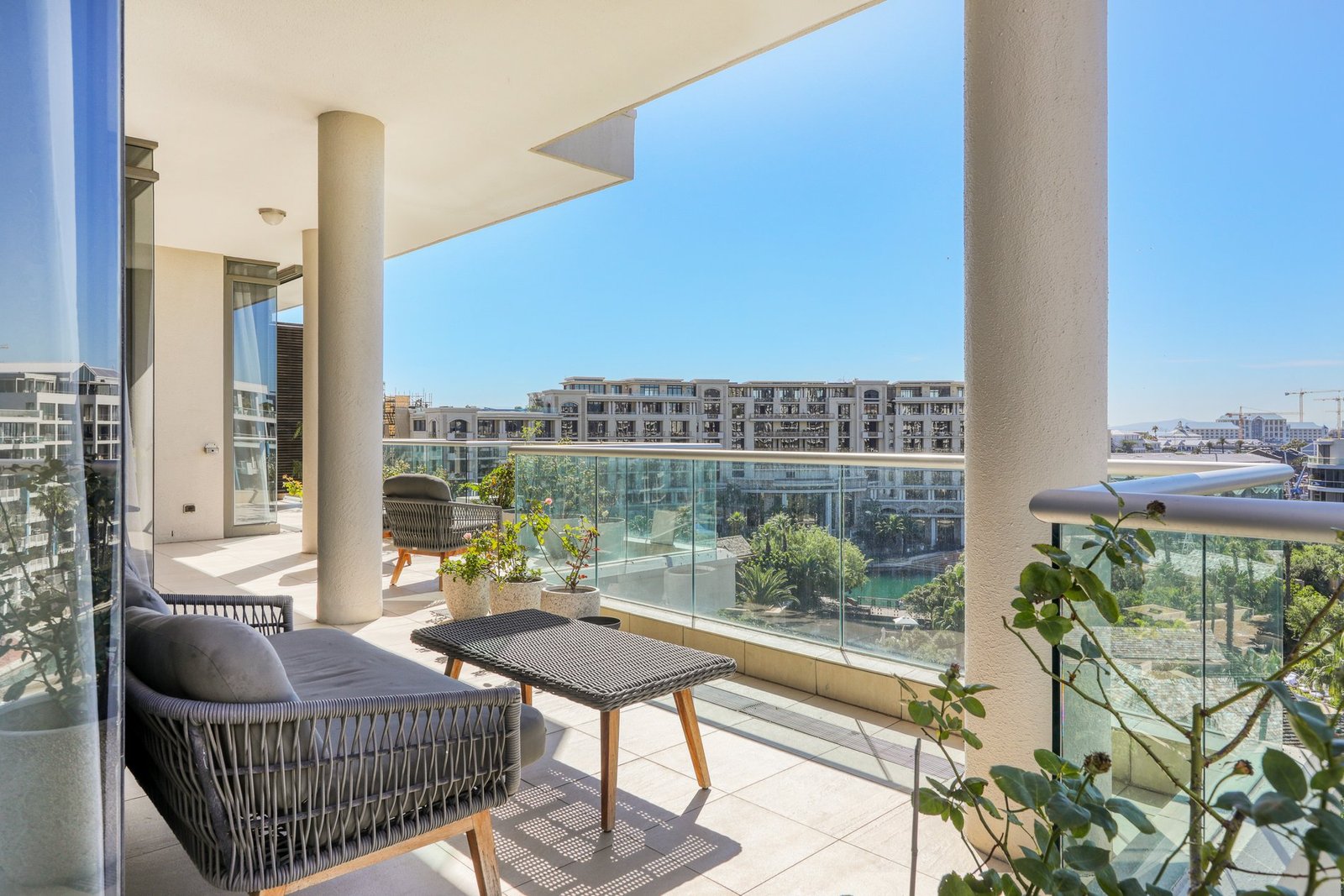 Beautifully Positioned Corner Apartment Apartment in Cape Town, Western Cape, South Africa 1 - 15902289