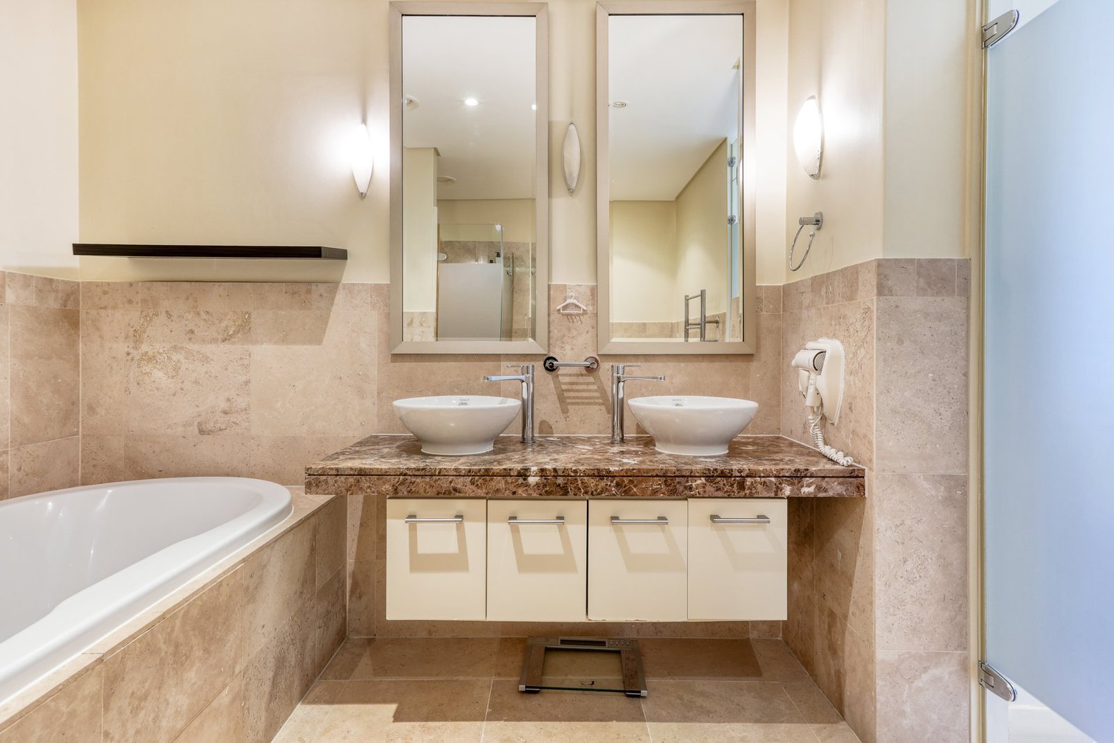 Beautifully Positioned Corner Apartment Apartment in Cape Town, Western Cape, South Africa 1 - 15902289