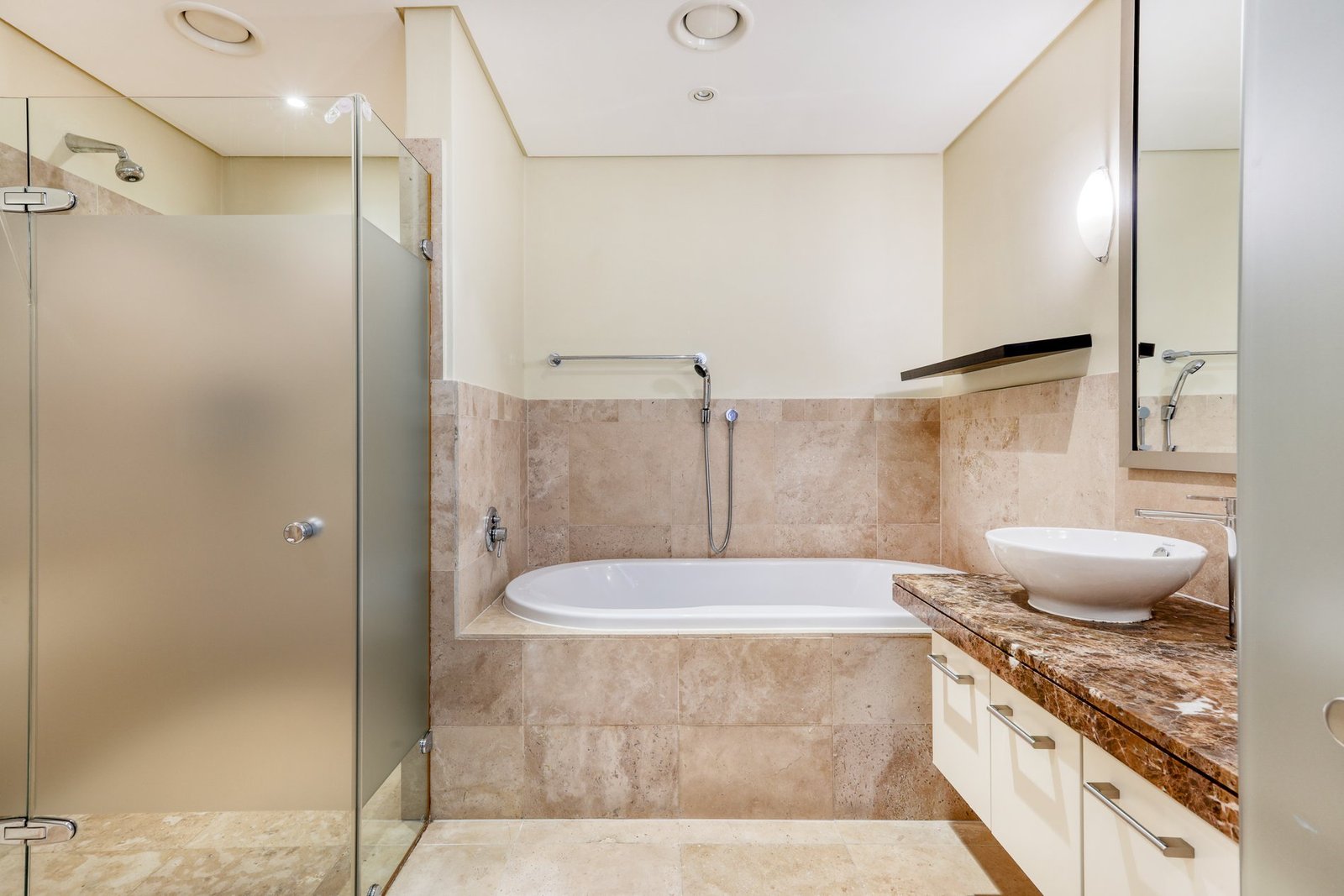 Beautifully Positioned Corner Apartment Apartment in Cape Town, Western Cape, South Africa 1 - 15902289