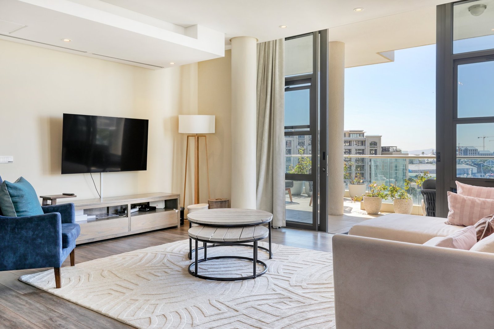 Beautifully Positioned Corner Apartment Apartment in Cape Town, Western Cape, South Africa 1 - 15902289