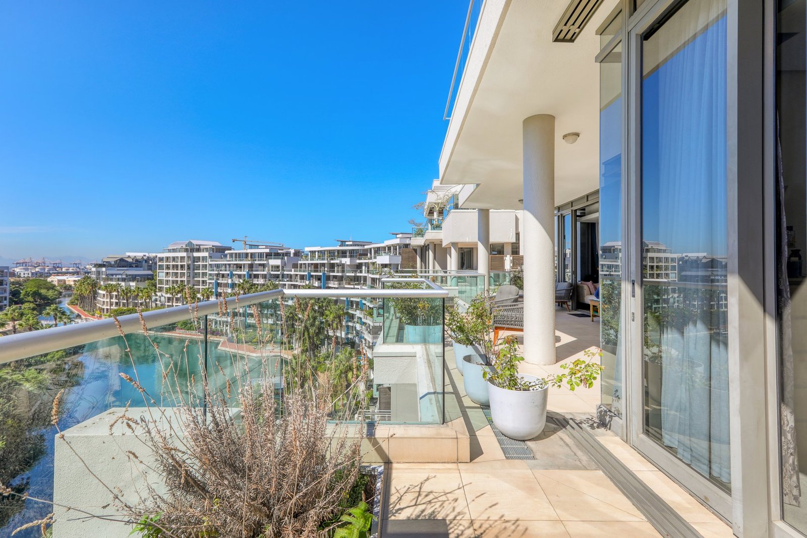 Beautifully Positioned Corner Apartment Apartment in Cape Town, Western Cape, South Africa 1 - 15902289